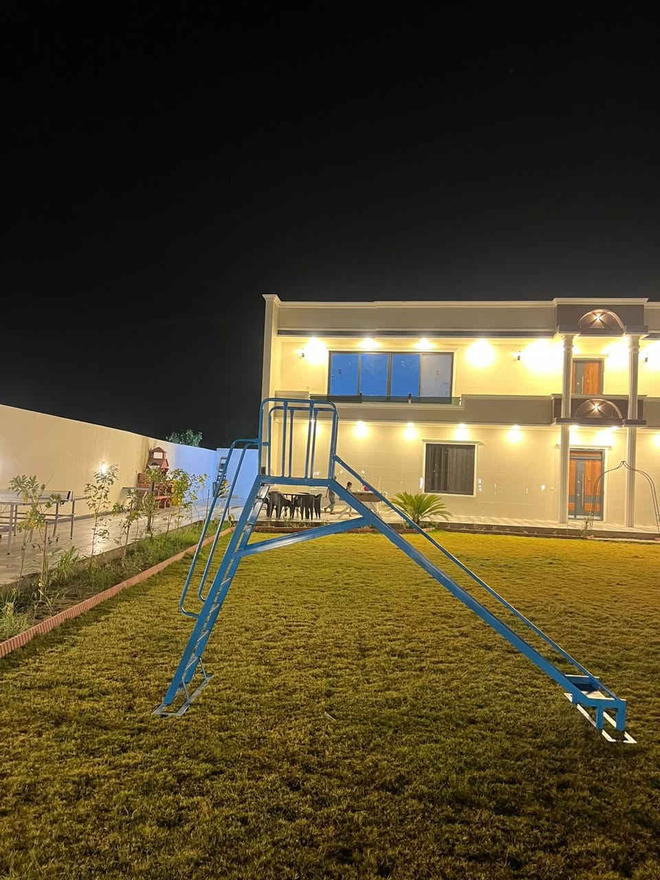 🖇️السلام عليكم ورحمة الله وبركاته مزرعة ( ڤله )  طابقين للبيع مساحتها  (1450)متر 🔴 لاصحاب الاستثمار ايجارات اليومية  والاستراحة جبنالكم عرض كلش حلو ومناسب بالنسبة للسعر تكعد ويا راعيها. 🔴 الواجهة (43) متر   والنزال (34)مترجنس الارض طابو زراعي سند 25   تنازل شركة وإقرار محكمة مباشر من المالك الارض .  المزرعة تحتوي على مسبح صب  🏊 وباربيكيو  🍗ومنور خارجي ومطبخ 🧑‍🍳جاهز بالكامل   والعاب ترفيهية⚽️🏓🎱 🛝وحديقة كبيرة للحفلات والمناسبات 🏡🏡🔴الطابق الاول 🔴غرفتين نوم نظام سويتات وصالة استقبال ومطبخ منور داخلي وصحيات خارجية كبيرة .🔴والطابق الثاني 🔴غرفة كبيرة نظام سويت  وصالة كبيرة .والمزرعة شغالة واردها خير من الله وموثقة برنامج اجرلي العنوان بغداد الدورة البوعيثة قبل مدرسة الأحرار  بعد  الحاجة ابتسام شارع المزارعلاستفسار الأتصال واتساب للسعر ☎️ ***********     *********** ☎️
