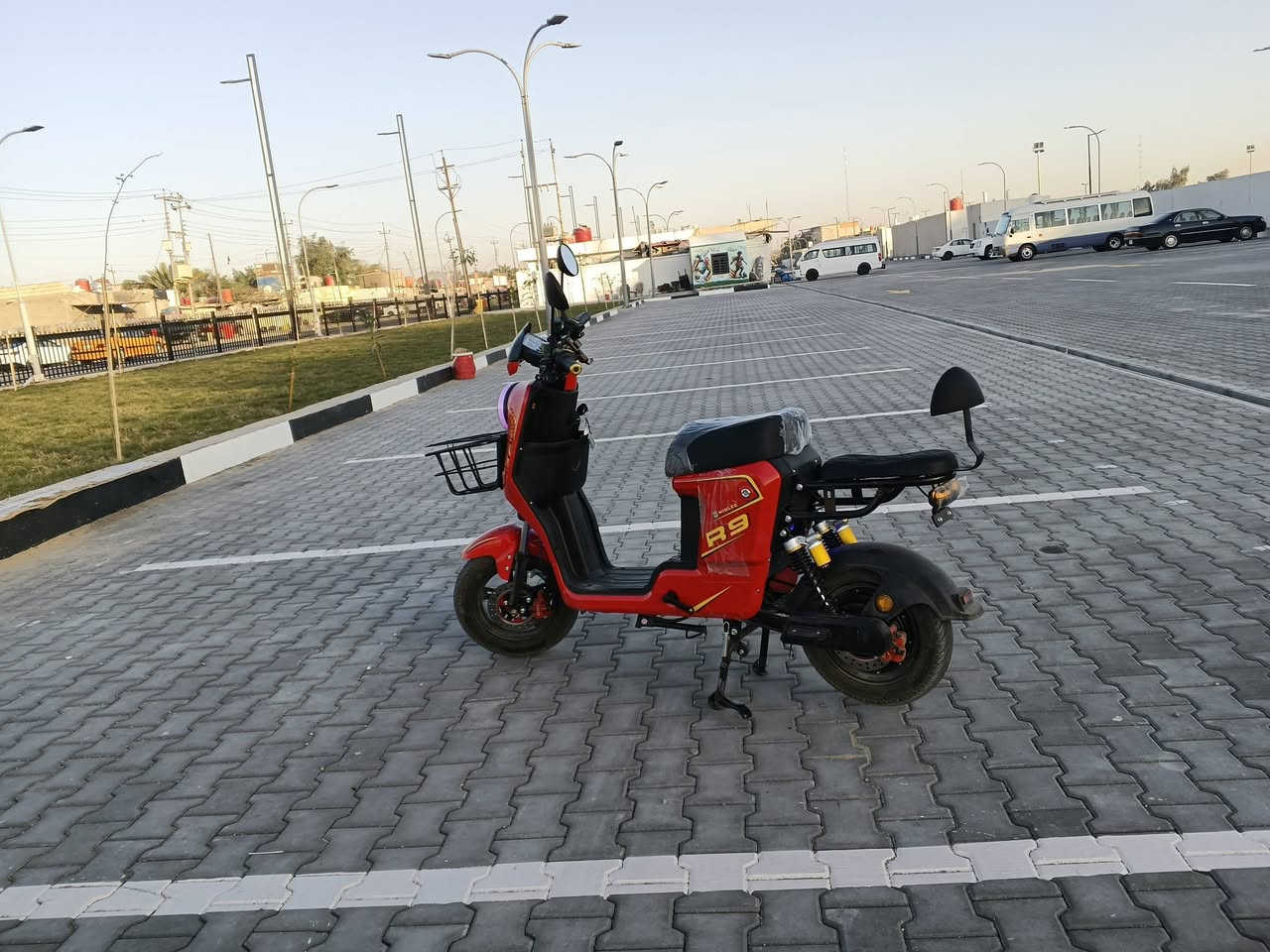 السلام وعليكم دراجة R9 للبيع موديل 2026 صارلهة تقريباً 15 من طالعة من الوكيل استخدام قليل بطاريات 32 شركة ونلي الغنية عن التعريف 
السعر: 500
للتواصل:  ***********
