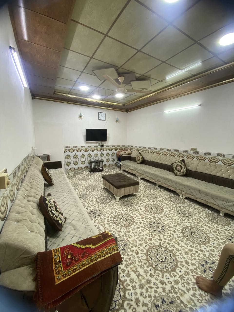 السلام عليكم دار للبيع مساحه 200 متر طابقين الطابق الارضي غرفتين نوم وهول ومطبخ واستقبال ومجمع صحيات القاط الثاني هيكل غرفتين ومطبخ وصحيات العنوان حي بدر فرع المقابيل الاستداره الفرع الي صاد ع مزارع ماكو كدامه بيوت يعني فرع عريض ومكان مميز للاستفسار ***********
