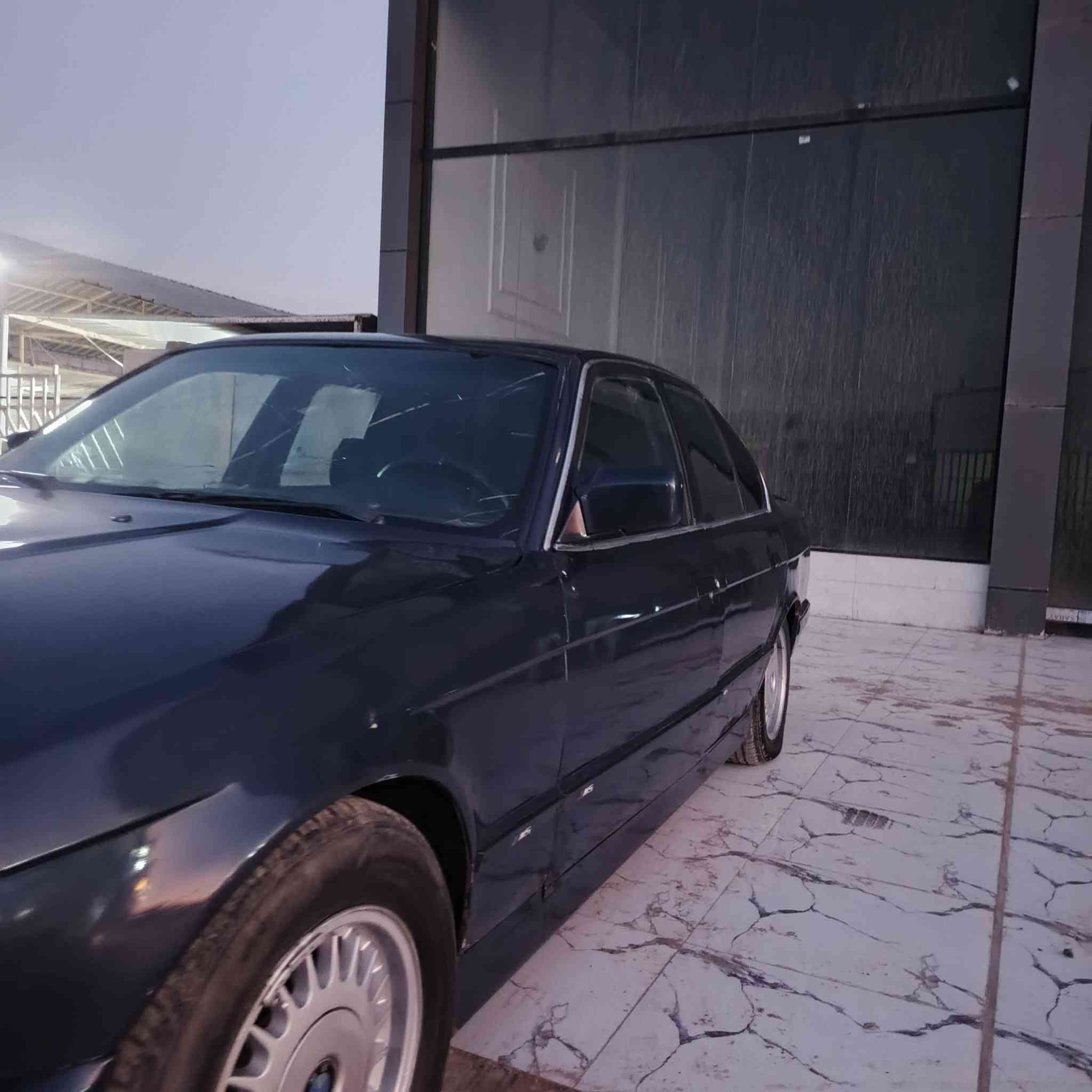 سلام عليكم بي ام 525 للبيع 
محرك كير حداديه شرط كير عادي 
مكينه 25 
موديل 1992
راعيه ابو سنويه ما اندله 
اكفلك دوله وعشاير 
سعر 30 وبيها مجال 
هـ ‍***********
