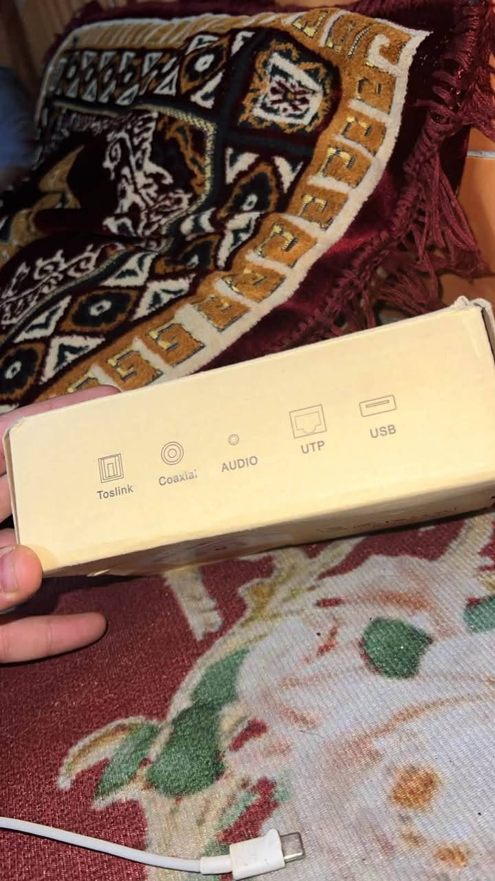 1. منافذ الفيديو (image_2.png):
 HDMI: المنفذ الأساسي لنقل الفيديو والصوت الرقمي عالي الدقة.
 DVI / VGA: لربط شاشات الكمبيوتر القديمة أو الكارتات التي لا تحتوي على HDMI.
 SDI: منفذ احترافي يُستخدم عادةً في كاميرات البث التلفزيوني والفيديو الاحترافي.
 YPbPr (Component): منافذ الفيديو التناظرية الملونة (الأحمر والأخضر والأزرق) القديمة.
 Video (Composite): منفذ الفيديو العادي القديم (الكيبل الأصفر).
2. منافذ الصوت والشبكة (image_3.png):
 Toslink: منفذ الصوت البصري الرقمي (Optical) لنقل صوت نقي جداً للمسارح المنزلية أو السبيكرات.
 Coaxial: منفذ صوت رقمي كوكسيال.
 Audio: منفذ الصوت التناظري العادي (Aux).
 UTP: منفذ شبكة (ايثرنت) لنقل الإشارة لمسافات طويلة عبر كابلات الشبكة (نظام Extender).
 USB: لتحديث النظام (Firmware) أو الطاقة.
في ماذا يُستخدم؟
 المراقبة: لعرض 4 كاميرات مراقبة معاً على شاشة واحدة ومتابعتها بدقة عالية.
 الألعاب والبث المباشر (Gaming & Streaming): إذا كنت تريد اللعب ومتابعة بث مباشر أو جهاز كمبيوتر آخر على نفس الشاشة.
 صُنّاع المحتوى والمونتاج: لمتابعة مصادر فيديو متعددة أثناء تسجيل الفيديو أو الهندسة الصوتية.


**إذا كنت صاحب هذا الإعلان وتريد حذفه لأي سبب، رجاءا أرسل رسالة إلى الدعم الفني**