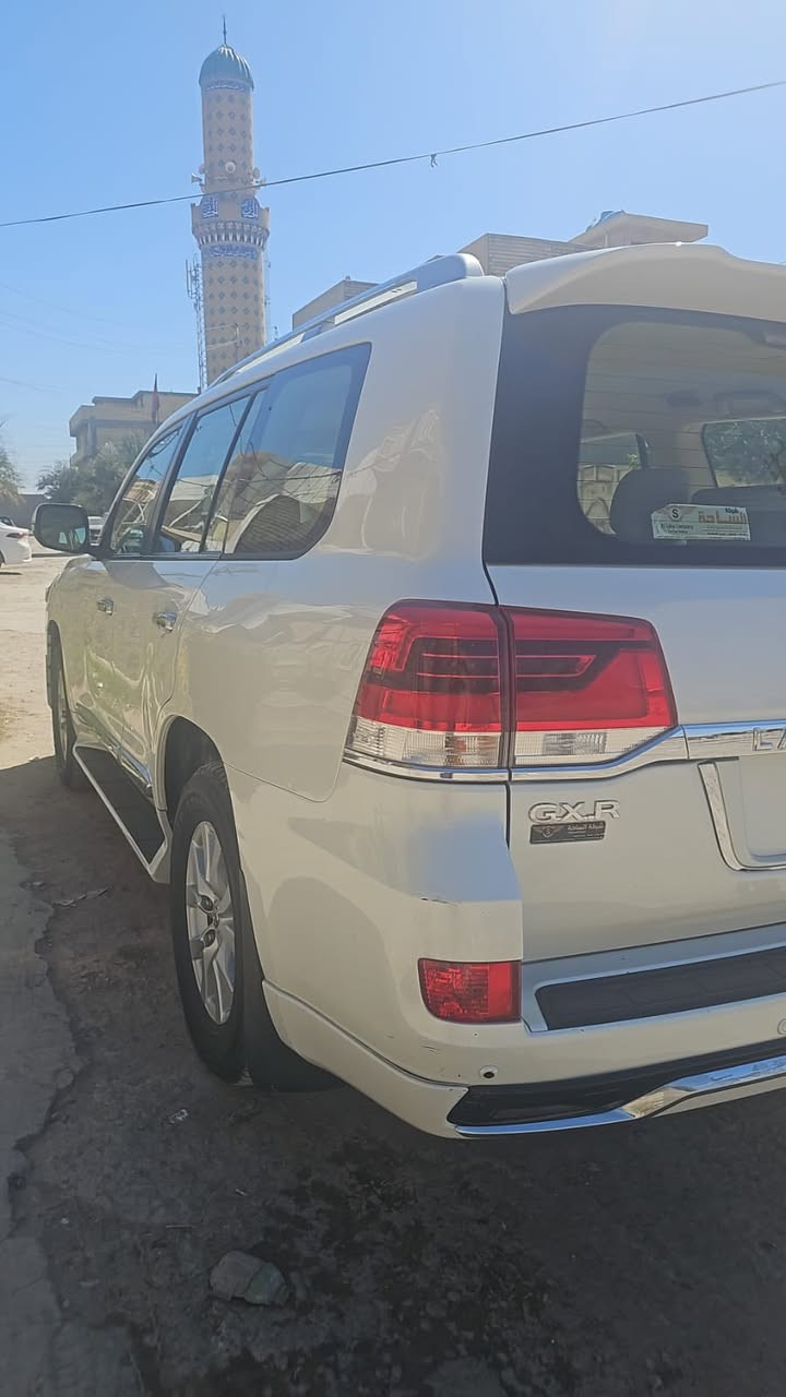 السلام عليكم 
لاندكروز 2017 فطيم 
بغداد بأسمي السونار واضح بالصور 
جاهزه بدون نقص 
السعر 465 
مكان السياره بغداد التاجيات 
ماشيه 180 
***********
