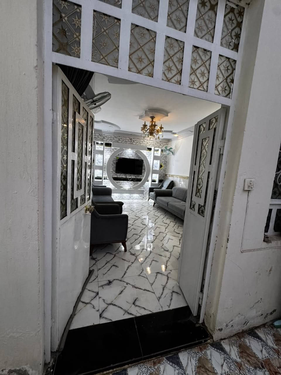 السلام عليكم
بيت 150 قاطين بالدخل المحدود شارع النخيل خلف مدرسة العزيزية الابتدائية مقابل شارع 30 متر 

يحتوي ع كراج حديقة استقبال هول صالة غرفة نوم مطبخ صحيات داخلية وخارجية الطابق الثاني غرفتين نوم . يباع مع الاثاث او بدون حسب الرغبة

السعر 155 وبي مجال
***********
