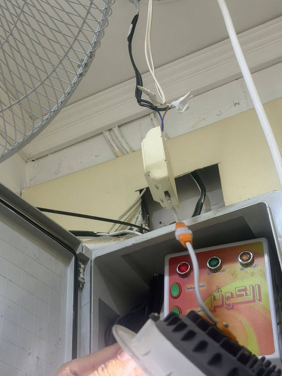 سلام عليكم 
كبير
34 ابيض
18 اصفر
—- 
23  صغير اصفر
36 صغير  ابيض 
بس ينشد بالكهرباء كاملات هنه و محولات
للاستفسار واتس ***********
