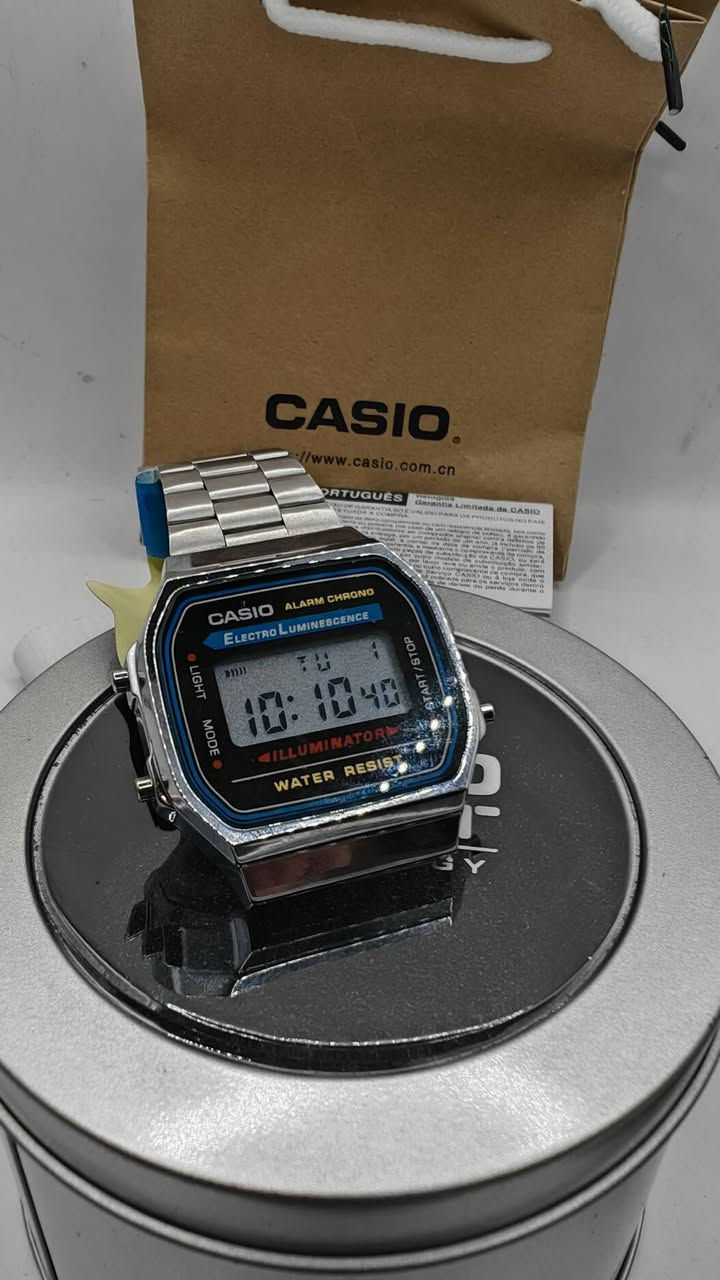 📢 للبيع: ساعة كاسيو كلاسيك فنتج (Casio A168) أصلية 100% – بحالة الوكالة (زيرو)
​لأصحاب الذوق الرفيع ومحبي القطع الكلاسيكية المضمونة، معروضة للبيع ساعة Casio Vintage A168WA الغنية عن التعريف، القطعة جديدة كلياً (غير ملبوسة نهائياً) وبكامل ملحقات المصنع (Full Set).
​🔍 مواصفات وتفاصيل القطعة:
​الحالة: جديدة زيرو (Zero) بستيكرات الوكالة كاملة وغير ملموسة.
​الأصالة: أصلية 100% وخاضعة لكل اختبارات كاسيو المعتمدة (عند الضغط المطول على الزر الأيمن تظهر كلمة CASIO على الشاشة فوراً).
​المكينة (Module): تحمل رمز المكينة اليابانية الأصلية 3298 المحفور بدقة على الغطاء الخلفي (Japan DH) مع غطاء ستانلس ستيل مقاوم للصدأ.
​الشاشة والإضاءة: شاشة LCD بكامل كفاءتها (تم فحص التصفير الشامل وجميع الخانات سليمة)، وتتميز بالإضاءة الزرقاء الفيروزية الكاملة القوية جداً (ElectroLuminescence - Illuminator) الواضحة في العتمة التامة، وليست إضاءة LED جانبية ضعيفة.
​📐 قياسات الساعة الرسمية (مناسبة جداً لكافة المعاصم):
​ارتفاع الكيس (من العروة للعروة): 38.6 مم
​عرض الكيس (مع الأزرار): 36.3 مم
​سمك أو ثخن الساعة: 9.6 مم (ناعمة وخفيفة جداً على الإيد)
​الوزن الكلي: حوالي 50 غرام تقريباً.
​🏷️ المواصفات والميزات المثبتة على استيكر الوكالة (Colour Plating):
​الساعة تأتي بكافة لاصقاتها التعريفية الأصلية التي توضح ميزاتها الفنية:
​دقة التوقيت: جزء من المئة من الثانية (1/100 Sec) لخاصية الكرونوجراف والـ Stopwatch.
​المنبه: منبه يومي يومض مع خاصية الإشارة الصوتية كل ساعة.
​مقاومة الماء: علامة (WR) واضحة ومعززة بلاصق الحماية الأزرق لمقاومة الماء حتى عمق 50 متراً (Water Resist 50M).
​نظام الوقت: تدعم نظام الـ 12 ساعة والـ 24 ساعة (12/24) بشكل تلقائي (AUTO).
​جودة الطلاء واللون: استيكر فحص اللون والطلاء المقاوم للظروف اليومية والملوحة وثبات اللون الفضي اللامع للـ Stainless Steel.
​البطارية: مثبت بنوع البطارية طويلة العمر من كاسيو طراز (CR 2032).
​📦 الملحقات الكاملة الشاملة (بدون أي نقص):
​العلبة المعدنية الأصلية (الكيس) الخاصة بكاسيو فنتج.
​الكتالوج الرسمي الخاص بالمكينة من شركة (Casio Computer Co., Ltd. Tokyo).
​بطاقة الضمان الدولية (Warranty Card) المطبوعة من الشركة.
​منديل التنظيف الأصلي الخاص بالساعة.
​الملصق التعريفي (اللاصق الخلفي) والميزات بعده مثبت على السير.
السعر خاص يوجد توصيل لجميع المحافظات.


**إذا كنت صاحب هذا الإعلان وتريد حذفه لأي سبب، رجاءا أرسل رسالة إلى الدعم الفني**