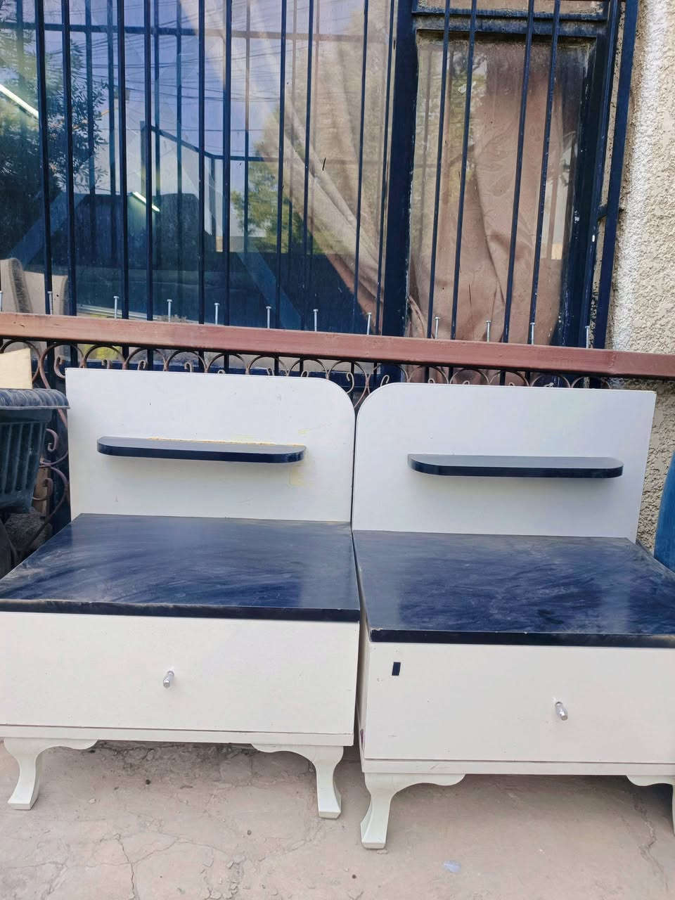 غرفة نوم تركيه تتكون من 4 قطع نضيفة 
بيها نقص السرير مكسره البازيات ضال بي بس الرس العالي 
الدوشمه مال سرير 📞 ***********  ... بغداد
