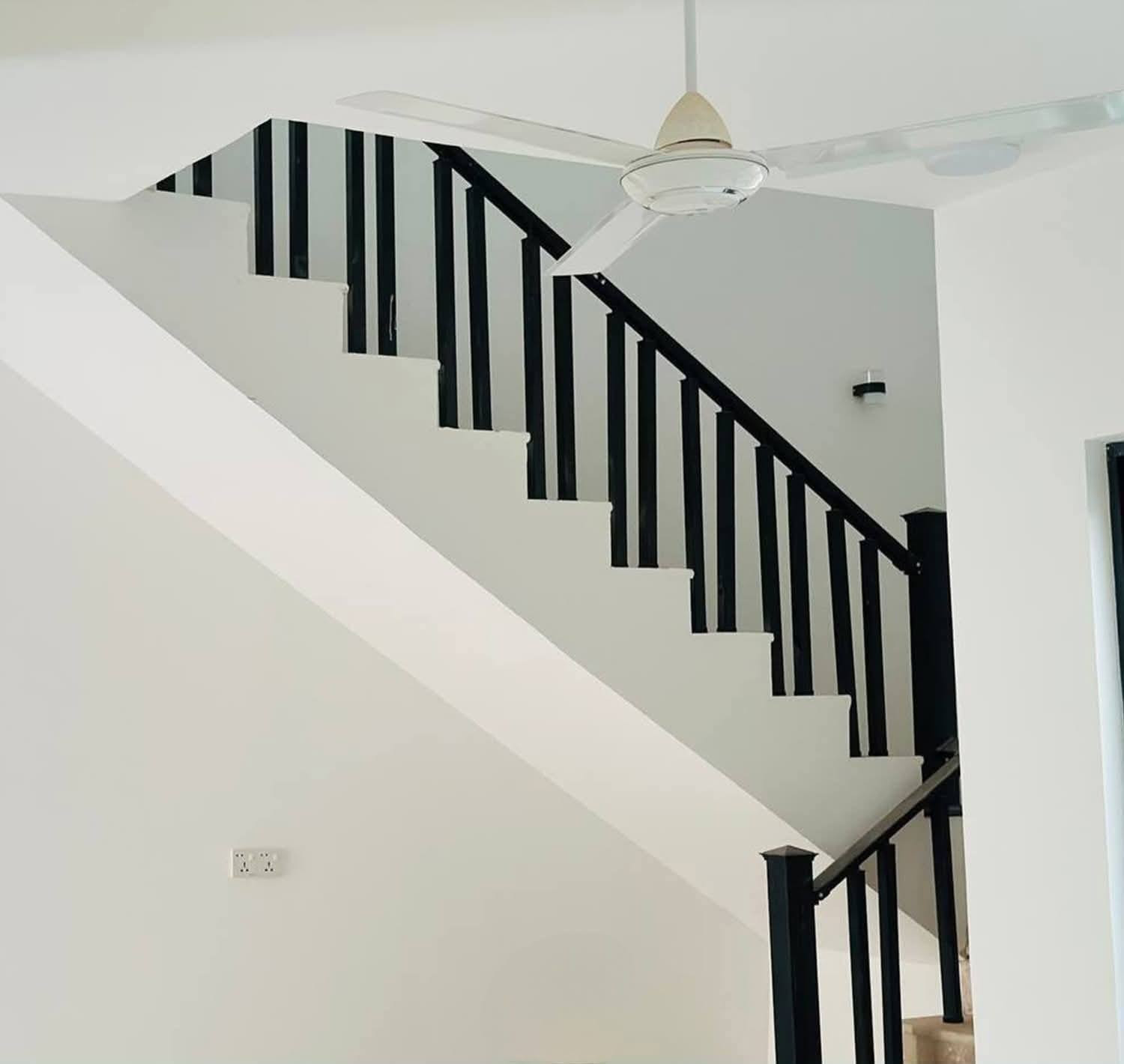 السلام عليكم
بيت في مجمع الزهراء المساحه 300 طابقين 
 مكتمل وغير مسكون ( بنظام البناء الحديث 2025 )

الطابق الاول /
 استقبال + غرفتين + صحيات عدد 2 + منور + حمام + مطبخ + حديقه + كراج سياره واسع

الطابق الثاني/
 غرفتين سويت ( كل غرفه حمام وبالكونه )

- السعر المطلوب باليد 170
مطلوب عقاري 92
(علماً ان السعر بالمجمع 250 والاستلام بعد سنة ونصف)
***********
