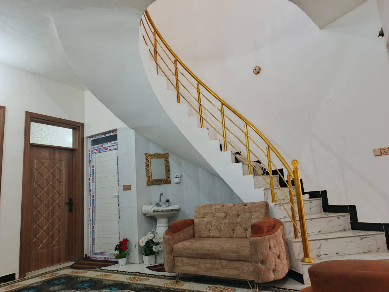 على بركه الله دار للبيع دوانم المعمل مساحه ١٢٥متر طابقين يتكون ٤غرف نوم قرب جامع مكيه شارع تبليط للاستفسار اكثر اتصل على *********** او زياره مكتب زمزم
