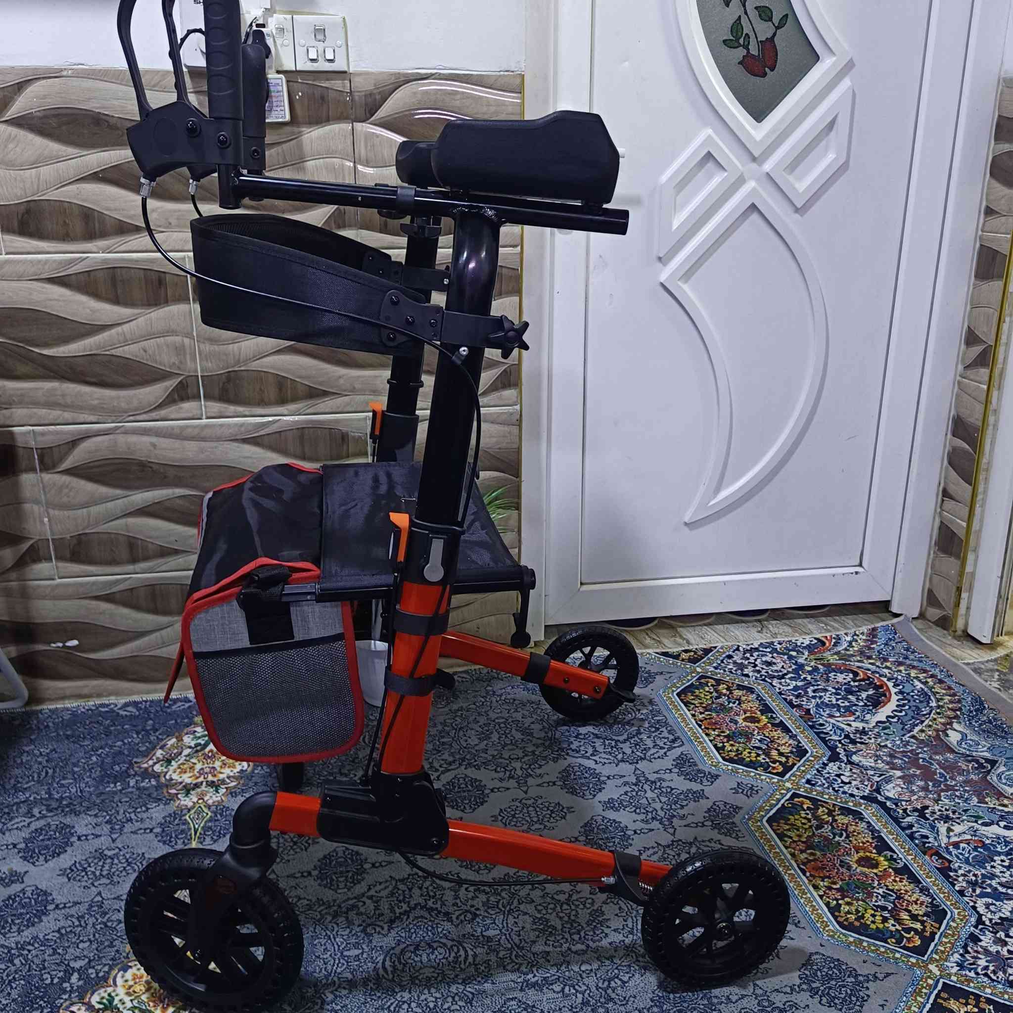 مشاية متحركة لكبار السن وذوي الاحتياجات الخاصة ماركة زيفيس .. مصنوع لدول اوربا ماركة جدآ راقية عرض المقعد 50 متانة جودة عالية.الاتصال او المراسلة فقط ***********
