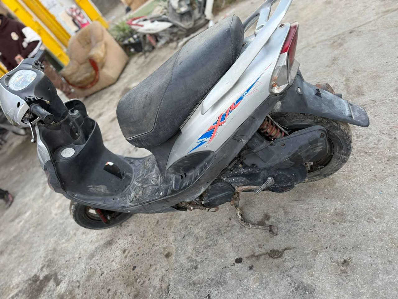 السلام عليكم دراجه ساسوكي ياباني دراجه حلوه كلشي بيها شغال بس مال صالصنه طك حاظن رمبه دراجه شاشة ٣ الوان نكره سلف العنوان الغزالية شارع امركز سعر ٦٠٠ بيها مجال رقم هاتف *********** بغداد, العراق
