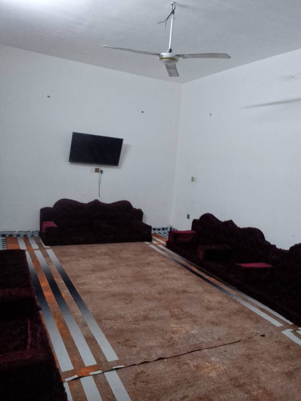 سلام عليكم بيت للبيع مساحه 100 متر يحتوي عله غرفه نوم وستقبال وصاله مشتركه صحيات داخليه وخارجيه وبيتونه طابو زراعي سند 25 للستفسار ***********
