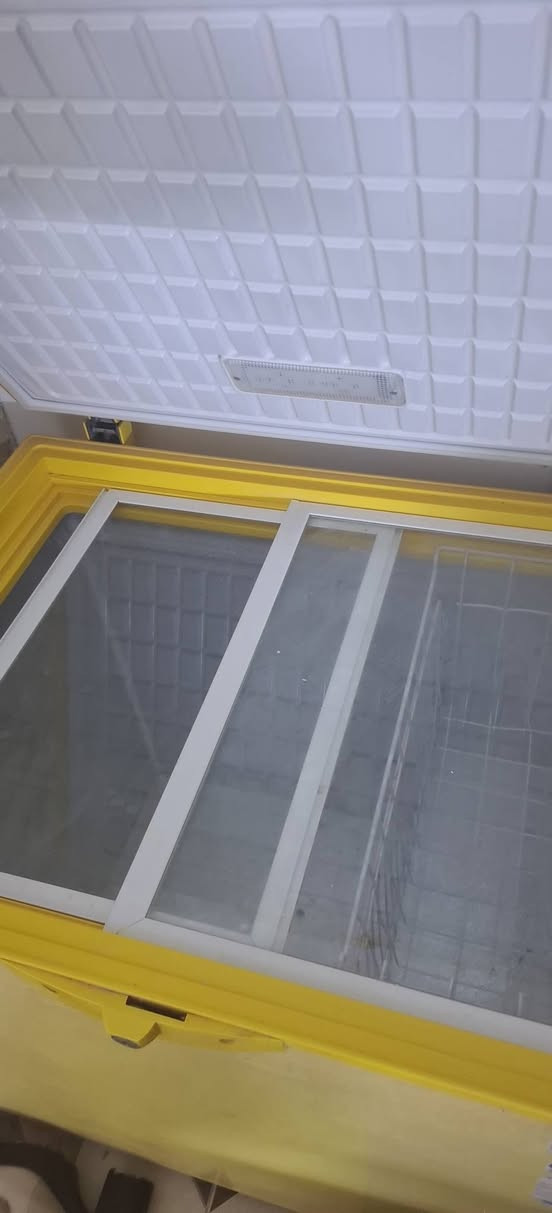 للبيع ثلاجه صغيره ومجمده 10 قدم يعني عرضه متر و10سم السعر 240 وبيهن مجال للاستفسار *********** مكاني حي العباس
