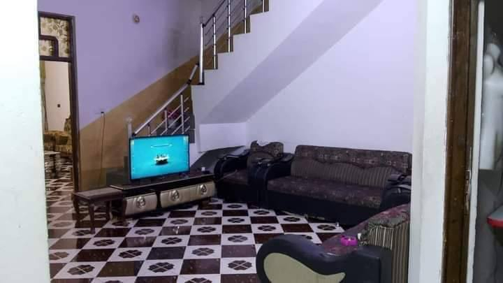 دار للبيع مساحه 160م 
ملك صرف باسمي شارع السكلات منطقة الحفيين الدار زنجيل بضهر الشارع التجاري يحتوي على استقبال +وصاله داخليه كبيره +مطبخ +غرفة  نوم عدد 2+بيتونه كبيره الدار عالي عن الشارع نص متر السعر 135 قابل للتفاوض رقم صاحب الدار ***********واتساب
