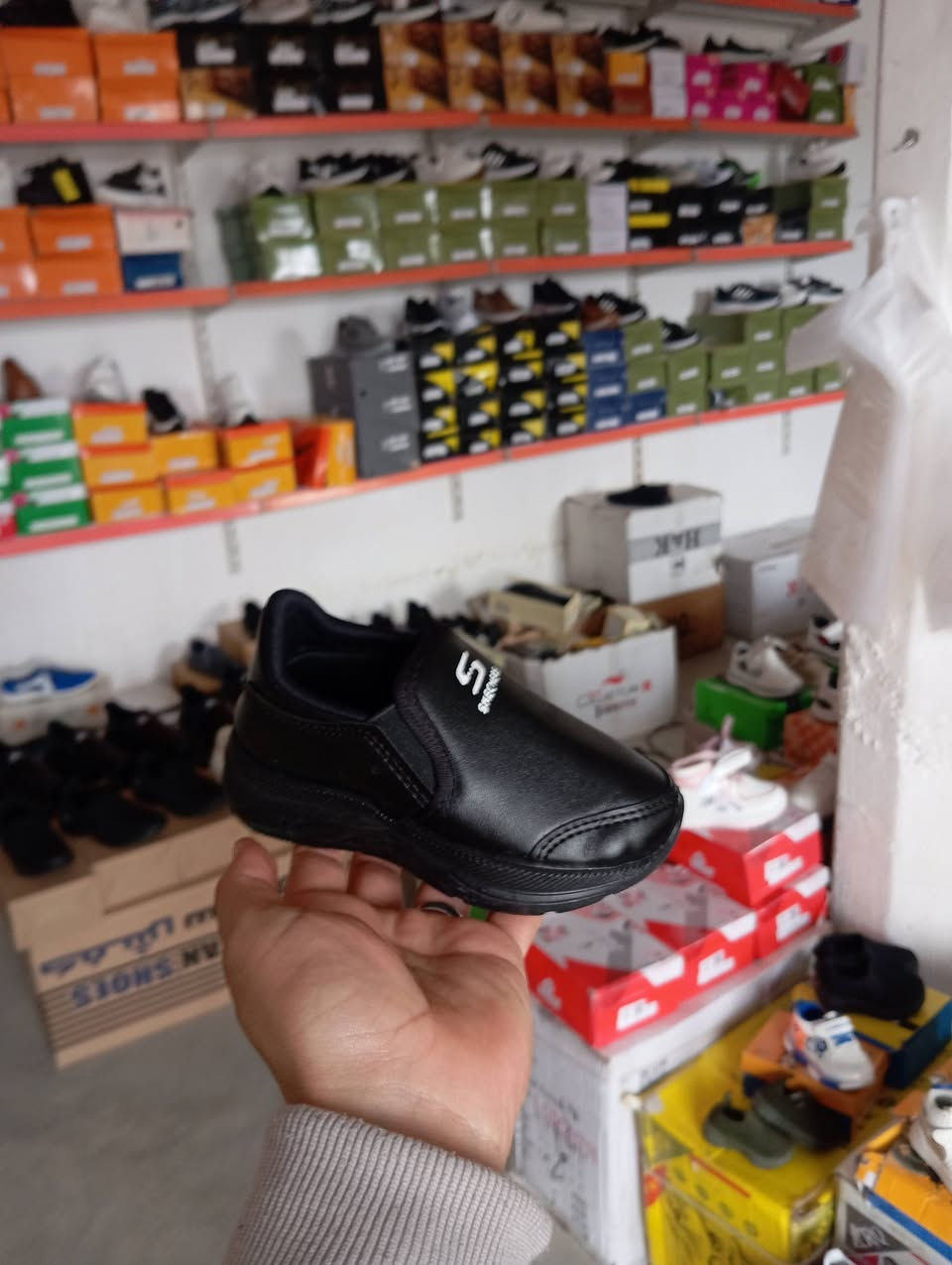 محلات الغازي | قسم الأحذية
توفرت تشكيلة سكجرات ولادي ورجالي
✔️ تصاميم عصرية
✔️ مريحة بالاستخدام اليومي
✔️ قياسات متعددة
جودة ممتازة ✨
أسعار مناسبة للجميع 💰
📍 زورونا بمحلات الغازي وخلي خطوتك ثابتة وأنيقة

الموقع:شميط -الشارع العام-مقابل اسواق باسم العيدان 
للاستفسار: ***********
***********
