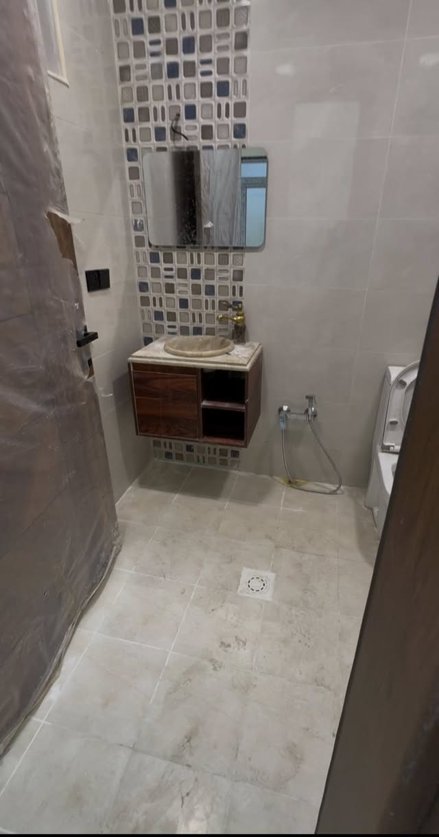 شقة VIP زيرو للإيجار (ارضية)
📍: الاعظمية- شارع عمر (للعوائل فقط )
تحتوي على :
غرف نوم عدد (٢ )
صاله منفصله 
مطبخ مفصول 
خدمات 
منور عدد (٣)
ملاحضة: تحتوي الشقة على (ماطور ماء-سخان - خط مولد)

السعر : ٧٠٠ الف عراقي 
للتواصل والاستفسار اكثر 
📞(***********)📞
