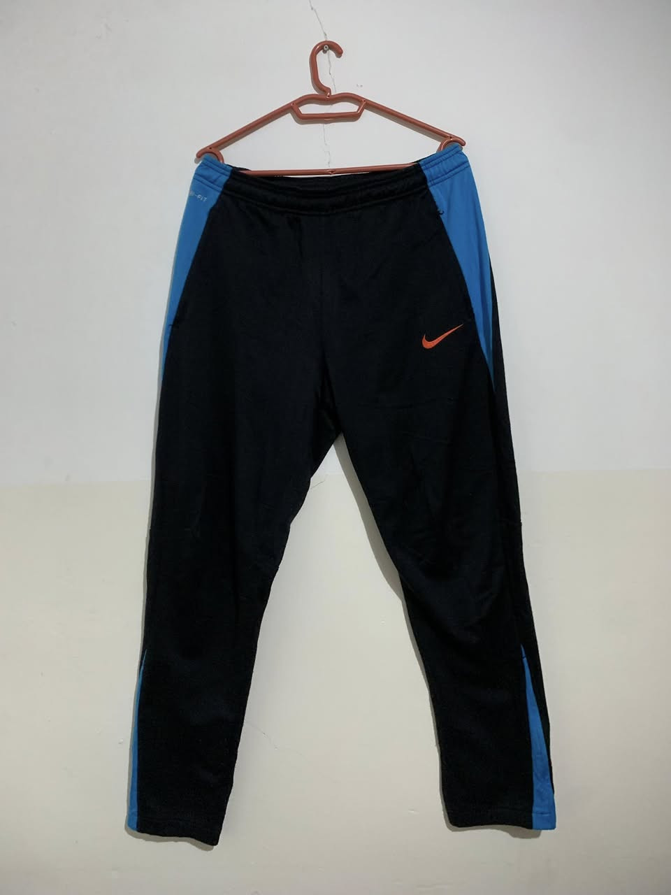 Triack Campera Nike Running Windrunner Hombre
تراك نايك اصلي كود باله اصلي
نظافه ممتازه جداً 
خام ستن
القياس : L/XL
وزن حد 85
السعر : 20 الف
يوجد توصيل 🚚


**إذا كنت صاحب هذا الإعلان وتريد حذفه لأي سبب، رجاءا أرسل رسالة إلى الدعم الفني**