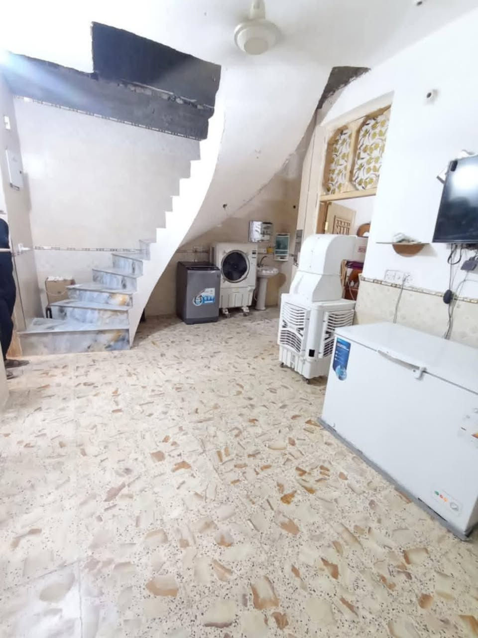 دار للبيع طابقين 100متر طابو زراعي سند 25
الموقع نادر الاولى قرب مجمع المدارس شارع فرن صمون بركات ام البنين  يحتوي على 3 غرف نوم + استقبال+كلدور أرضي وكلدور بالطابق الثاني+مطبخ + صحيات داخلي وخارجي الطابق الأرضي مابي نقص أما الطابق الثاني يحتاج فقط بورك ملبوخ سمنت 
للاستفسار الاتصال على الرقم ***********
