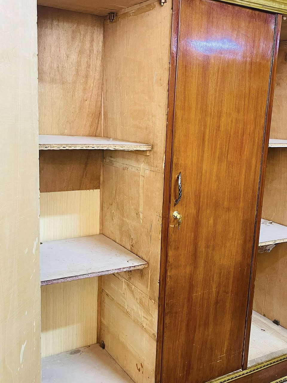 السلام عليكم كنتور حطاطه نضيف   3 باب الطول يكون وسط كاعد سنتر. العنوان كاطون رازي مزاد الريان للتواصل ***********

