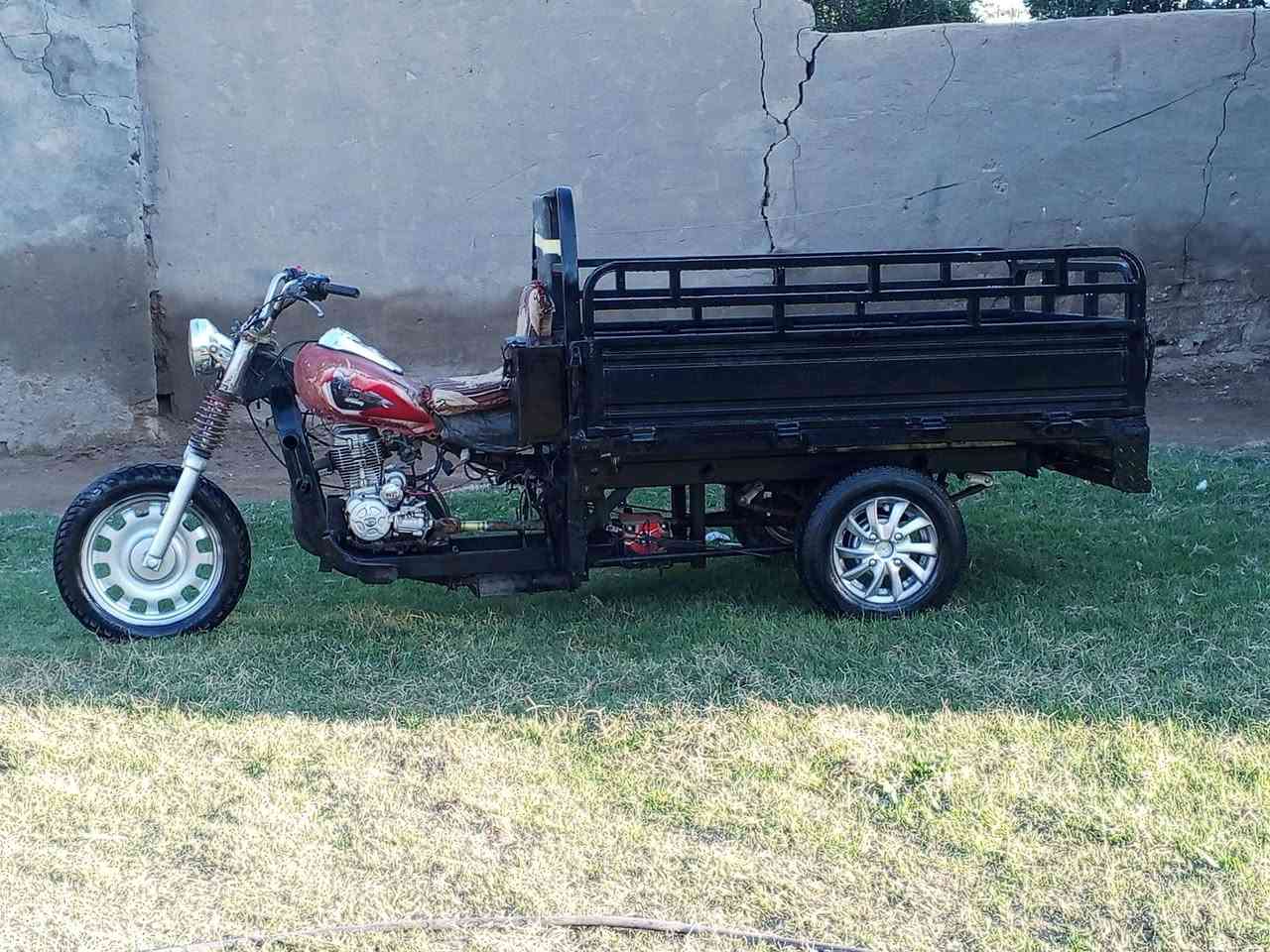 السلام عليكم ستوته ليفان مديل 2013اوراق شاصي مكفول تواير جدد بدي نضيف السعر 650المكان الغراف قرب الامام الحمزه ***********
