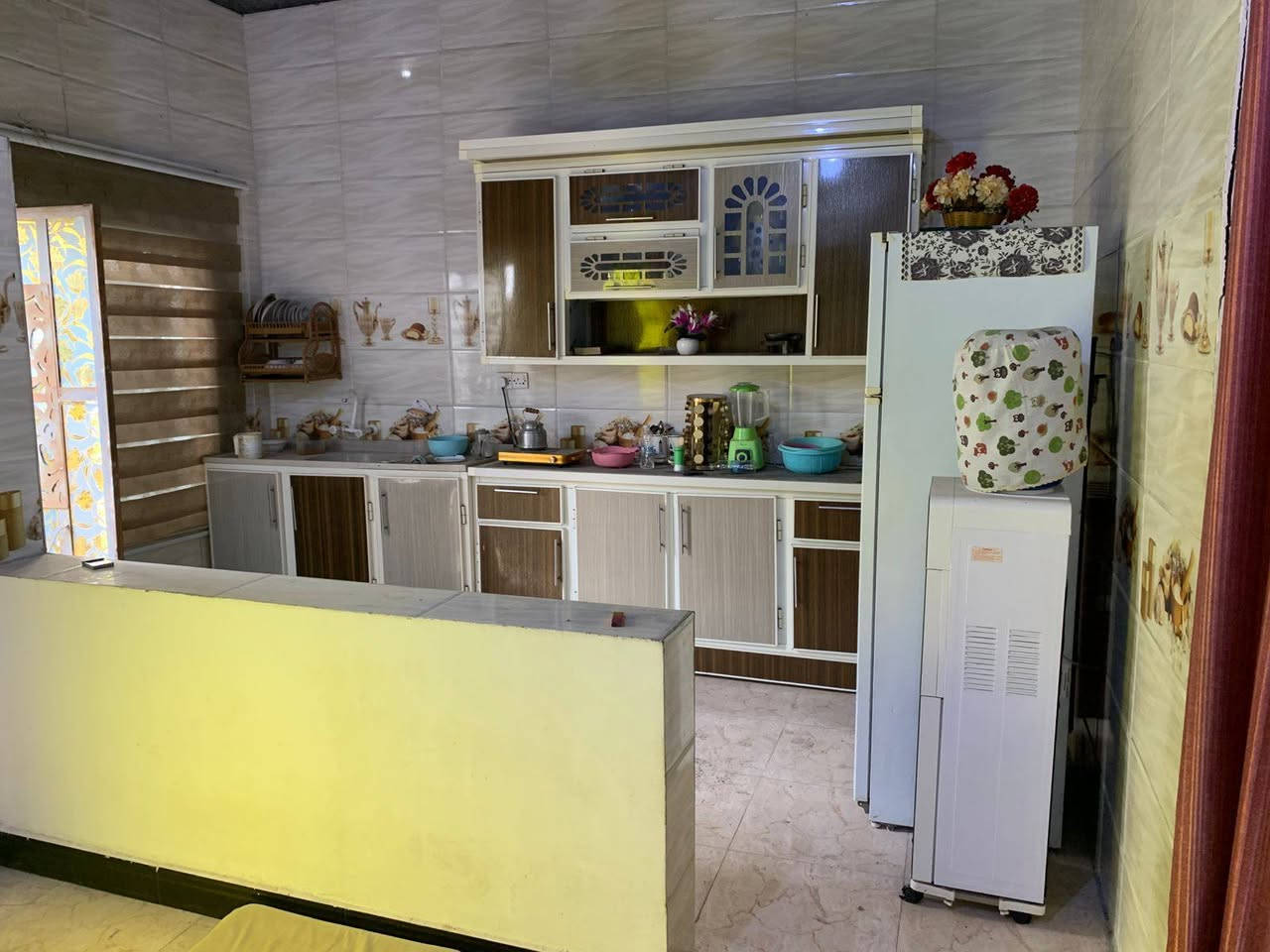 للبيع بيت100متر واجهيه 10 نزال10 غرفه 5ب4 صاله 4ب4 مطبخ حار وبارد ديوانيه 4ب4 حديقه صحيات داخليه خارجيه سراميك ارضي جداري سقف ثانوي بيت جاهز ربطات ارضي ونص سقف مسلح العنوان البصره ابي الخصيب العوجه خلف شركت الفرمستون 
***********
سعر40
