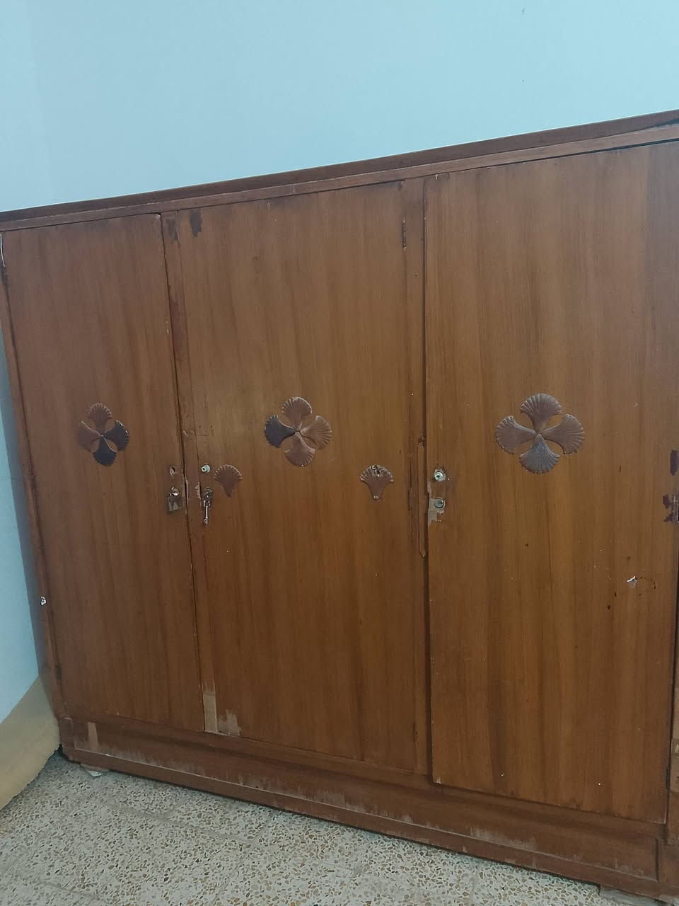 بيع قنصور ثلاثة ابواب
خشب صاج 
سعر ٦٠ ألف وبي مجال قليل
مكان قرية العباس 
رقم تواصل ***********
