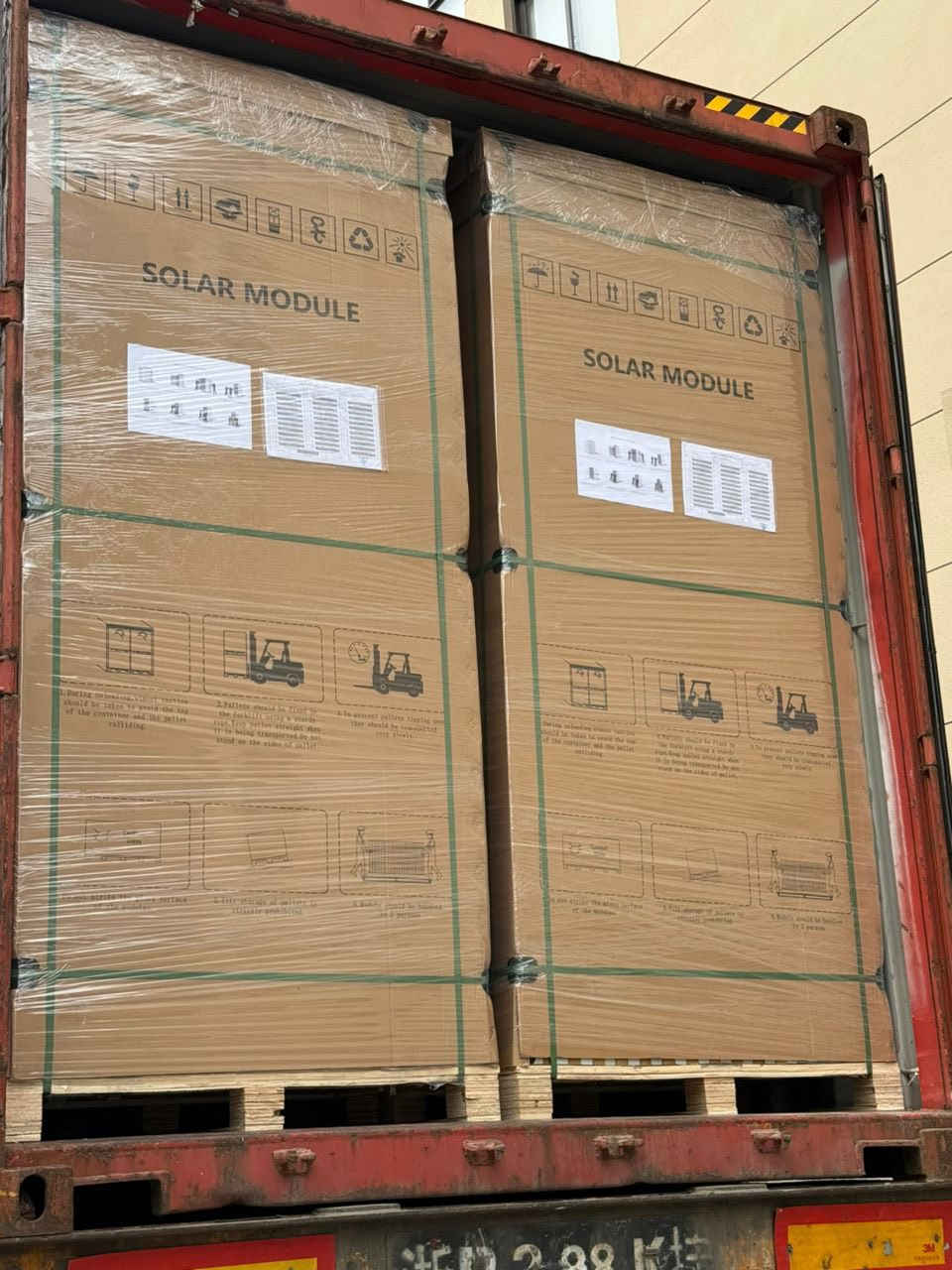 البيع جمله فقط واقل كميه سكيبه ٣٤ قطعه وللاستفسار عل الرقم ( ***********) 
الواح 715w تنطيك ٣ أمبير جودة عاليه وجهين والمواد المستخدمة من شركة candian solar العالميه التي تستخدمها شركة لونجي وبضمان ٢٥ سنه وبسعر جمله ١٦٠ ألف دينار
