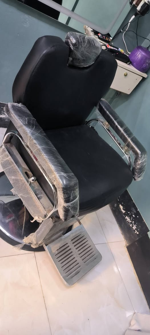 سلام عليكم ورحمة الله 
كراسي حلاقه  2 قطعتين  
الاسود الشبح سعره 210الف 
والتاني الناعم سعره130الف 
للاتصال على الرقم/***********
