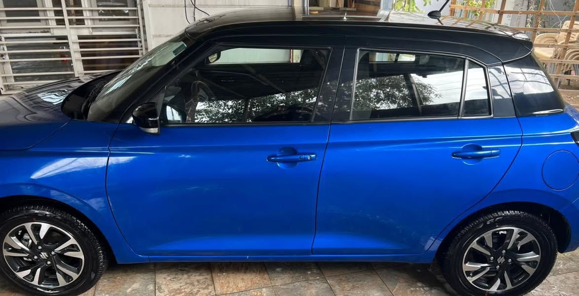 موديل 2025 ماشية 12000 الف كيلو حرة 
هايبرد فول موصفات تحكم ستيرن ضمان 3 سنوات مجموعة الصادق وكيل سوزوكي بيها صبغ نص باب خلفي+ كنر جاملرغ خلفي عكس السائق ويل كب رادار امامي كامرة خلفية اوتو ستوب سنتر لوك نقط عمياء حساسات تحكم لايت امامي تحكم مري جانبي + شفط كشنات مخمل الاستفسار ***********
