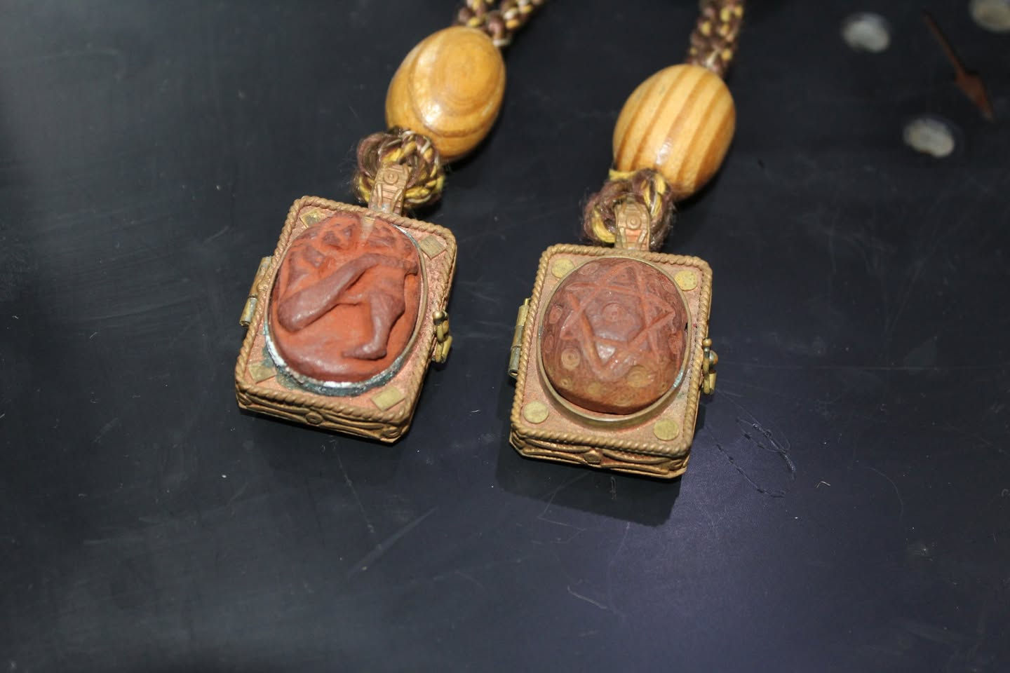 ✨ حوافظ نحاس بطابع أصيل ✨
اختار الهيبة اللي شبهك 👑

🔶 حافظة نحاس مربعة مرصعة بحجر هبهاب طبيعي
قوة، ثبات، وطاقة مميزة ✨

🔷 حافظة نحاس مستطيلة مرصعة بحجر فيروز طبيعي
أناقة وروح شرقية أصيلة 💎

✔️ شغل يدوي متقن
✔️ خامات طبيعية 100%
✔️ قطعة نادرة مش متكررة

📩 ابعتلنا رسالة واعرف السعر والتفاصيل
الكمية محدودة ⏳


**إذا كنت صاحب هذا الإعلان وتريد حذفه لأي سبب، رجاءا أرسل رسالة إلى الدعم الفني**