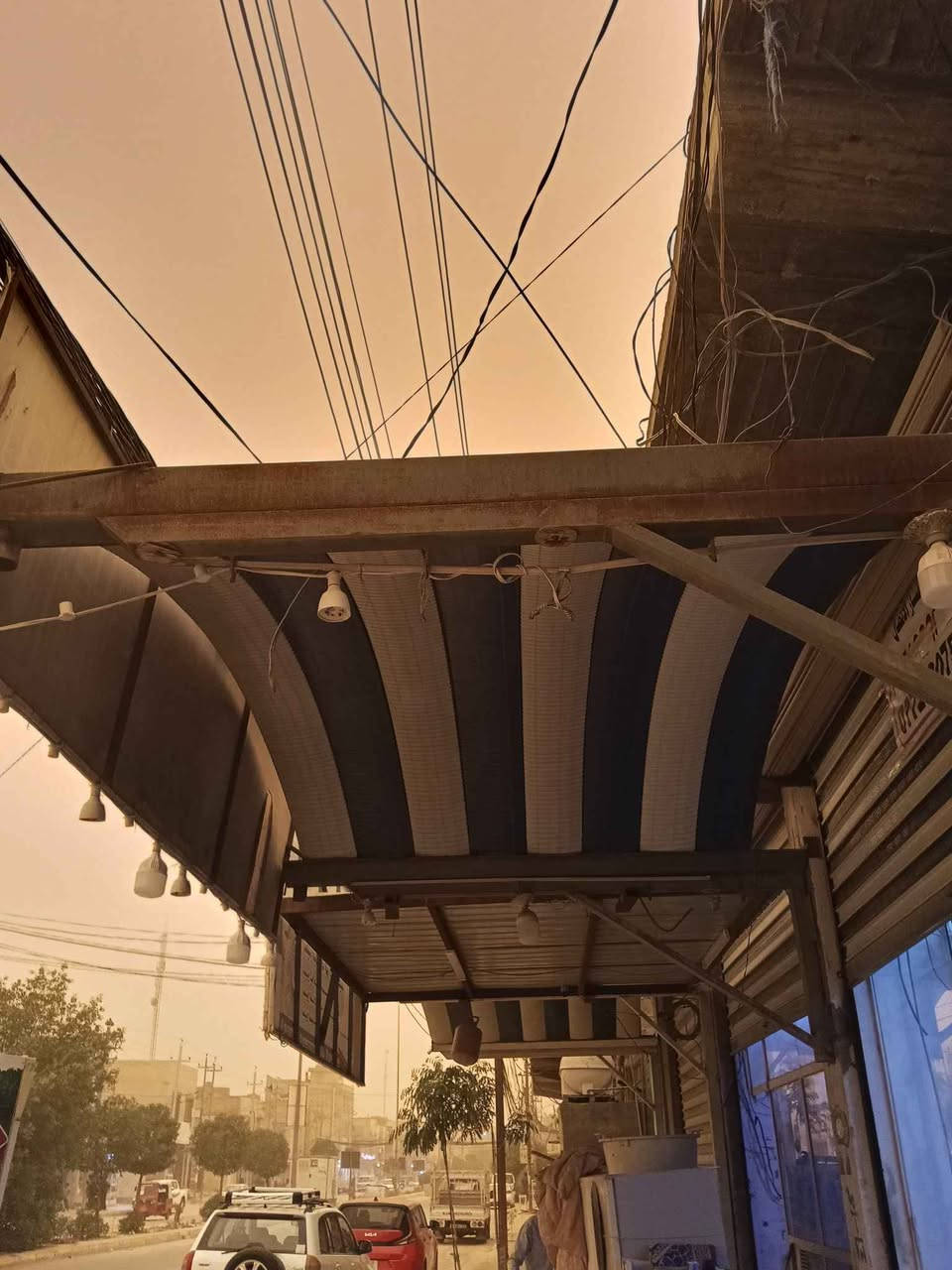 السلام عليكم عندي غراض مال اسواق للبيع جام خانه و هلاسة دجاج ورفوف جداري و صط و اغراض هم بعد عندي ما بايعهن و قمريه نضيفه والله الغراض نضيفات كولش 
رقم التلفون *********** كربلاء, العراق
