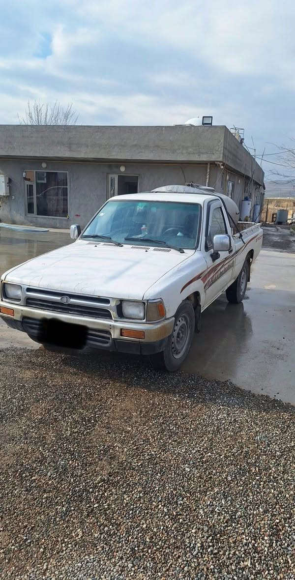 تۆیۆتا پیکاب ١٩٩٠ تاک چوار قولاب سەیارەکە مالی کەسابەتە بی مەسرەفە گیر مەکینەو ئەکسل بەشەرت   سەیارەکە نموونەیە لە هەیکەلو جوانی یەک دینار مەسرەفی تیانیە هەموو گیانی مەزبوتە ئیش ئەکات چوار تایەی لۆکی لە ژیرایە کارەبای مەزبوتە سەیارەکە ئارمە سەیارەکە لە سلیمانیە 
*********** السليمانية, العراق
