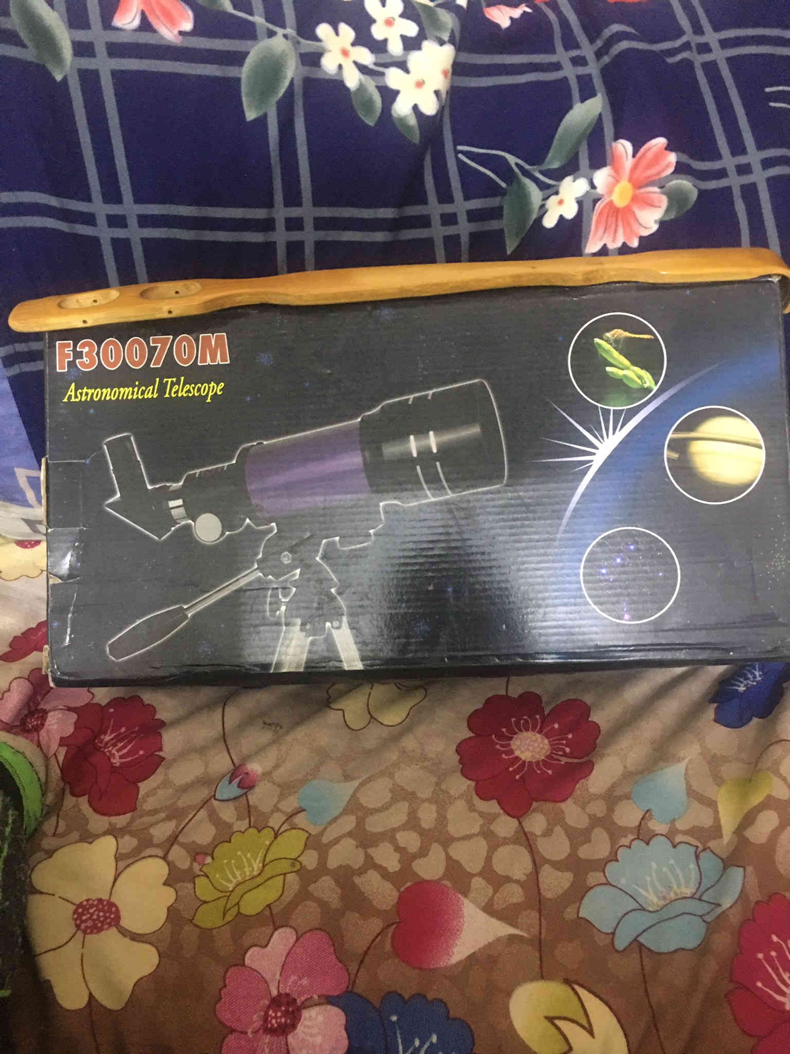 تلسكوب فلكي احترافي بالباكيت وكاملة ملحقاته وعدساتة قطر ٩٠سم يعني احترافية بالنظر والتقريب سعر ٤٥ الف سامراء واتساب ***********
