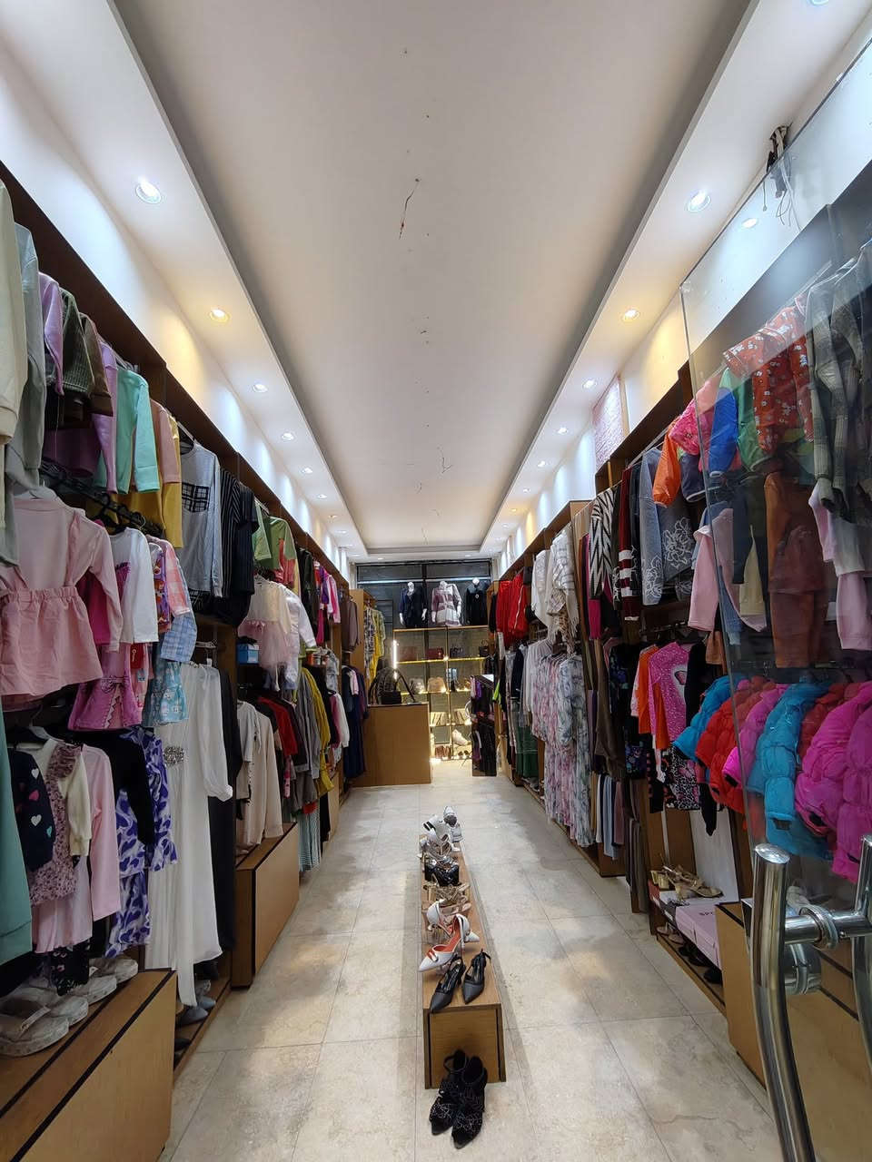 السلام عليكم محل ملابس نسائي اطفال في سوق الجنينه جاهز من كلشي ديكور اناره كله حديث ديكول خشب بي دي إف بضاعه تركيه وصينيه اطفال ونسائي
وجنط واحذيه وشالات محل كامل متكامل أجار فقط 300
الف داخل مول هستوريا في سوق الجنينه للاستفسار ***********

