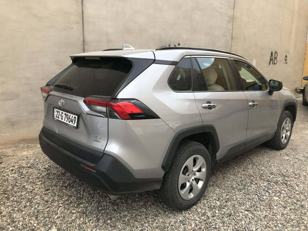 تويوتا راف فور موديل ٢٠٢١ ماشية ٥٦ الف ميل 
رقم اربيل 
مواصفات LE AWD.   
كشن جلد شغال ٦ مودات قيادة رادار 
محرك گير تبريد شرط 
سنوية ورقم جديد بيها بطاقة بانزين 
سنوية بسمنا سيارة جاهزة بدون نواقص 
بجم وخلف كبس ايرباكات كلها سليمة بيها تبديل باب خلف سايق بلاد نفس اللون مع صبغ باب سايق واشوية من الجاملغ خلف السايق كل الايرباكات سليمة سعر 220 وبي مجال 
مكان سيارة كركوك
*********** كركوك, العراق

