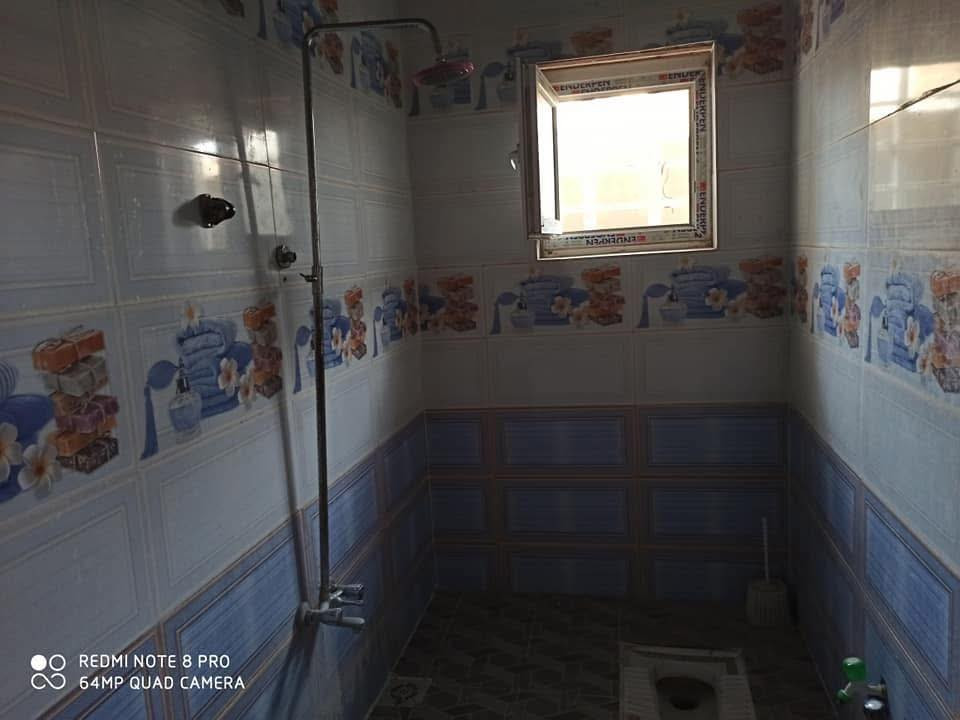 شقة للايجار بابل الحلة شارع ام البنين حي الكفاءات خلف الكراج الموحد جاهزة للسكن مكونة من غرفة نوم وصالة وصحيات ومطبخ ومجمع صحي  سيراميك درجة اولى ارضية بورسلين فاخر الشبابيك PVC السقوف ثانوية مجهزة بكيزر ماء جديد، الشارع تجاري الخدمات متكاملة للمنطقة الراغب بالايجار الاتصال ***********  او وتساب نفس الرقم الايجار 250 الف تصلح اسكن عائلة صغيرة زوج وزوجته وطفل واحد.
