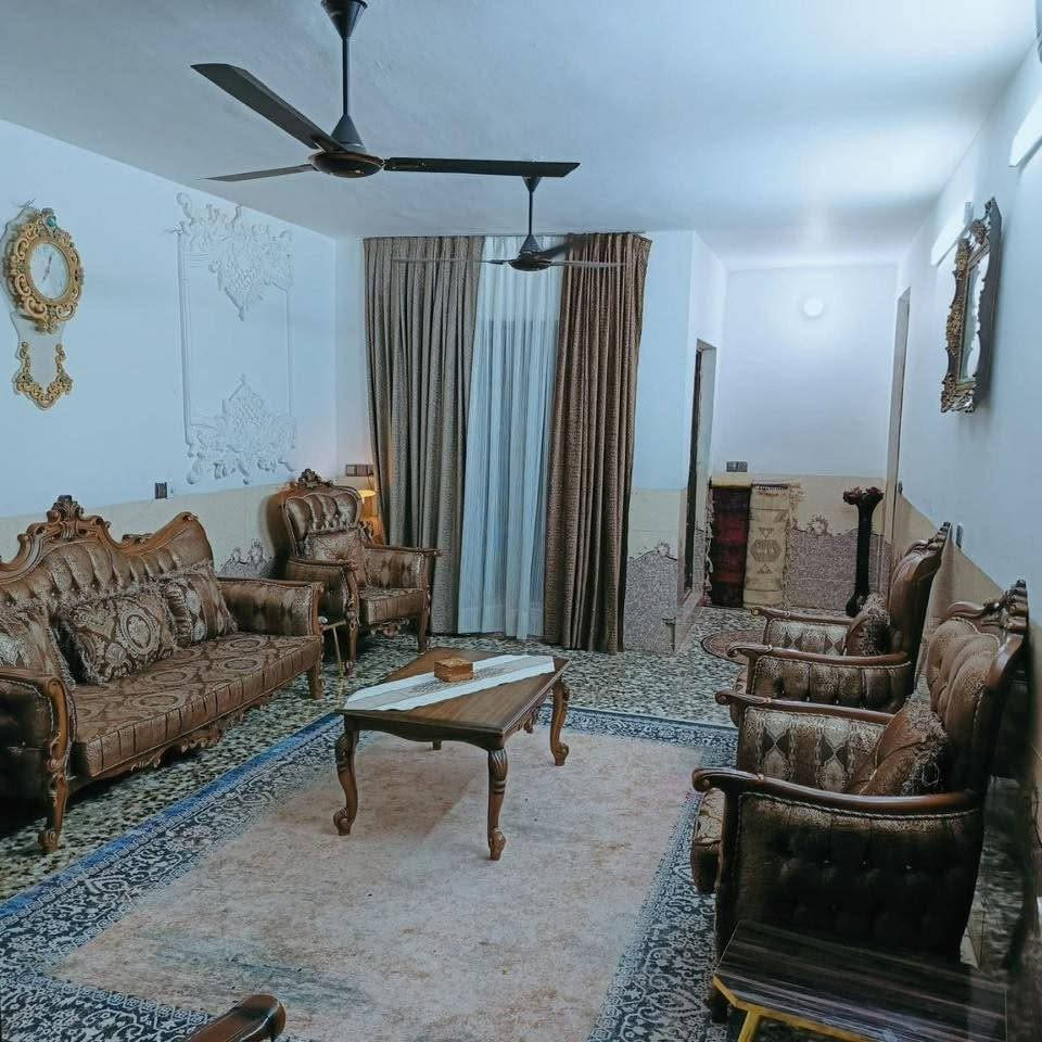 السلام عليكم للبيع دار سكن مساحة 200م في منطقة البنوك خلف شارع الفتلاوي واجهه 6،66م نزال 30م يحتوي على حديقه وكراج و 4 نوم + استقبال ومطبخ وصالة وصحيات 
( سند مستقل ) للاستفسار اكثر مراجعة مكتب الجوهرة للوساطة العقارية الكائن في شارع الكنيسة او الاتصال على الرقم ***********
