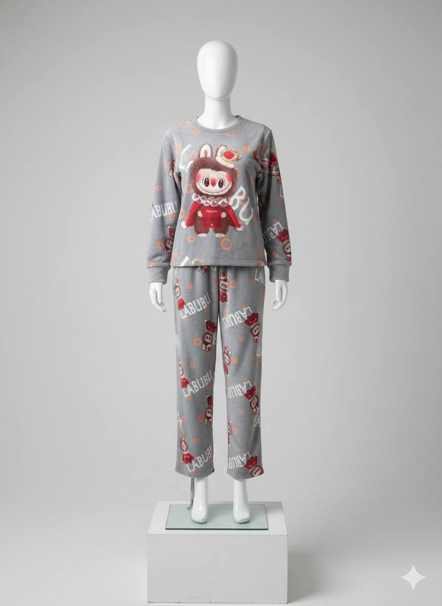 عنوان العرض: الدفء والنعومة بسعر خيالي! ❄️✨
​خلي شتاكِ أدفى وأجمل مع كولكشن تراكات الفرو الناعم الجديدة! 😍
​استمتعي بأعلى درجات الراحة مع خامة الفليس (الفرو الناعم) اللي تعطيكِ إحساس بالدفء والنعومة طول اليوم. التراكات متوفرة بأشكال وموديلات تجنن:
​🟢 تراك الضفدع المريح: بلون أخضر فسفوري مميز وتصميم "The Frog Prince".
​💗 تراك لابوبو الوردي: بنقشة Labubu مع أزرار أمامية وتفاصيل وردية غامقة.
​🔘 تراك لابوبو الرصاصي: تصميم "الملك" مع رسمة كبيرة في المنتصف وبنطلون مشجر.
​🟤 تراك لابوبو الجوزي: موديل دافئ جداً بألوان شتوية وتنسيق أبيض عند الياقة والأكمام.
​لماذا تختارين هذه التراكات؟
​✅ خامة قطيفة (فرو) أصلية: ناعمة جداً على البشرة ولا تسبب أي تحسس.
✅ ألوان ثابتة: لا تتغير مع الغسيل المتكرر.
✅ قياسات مريحة: تناسب جميع الأوزان للحصول على راحة تامة في المنزل.
​💰 السعر مفاجأة: فقط 8 آلاف دينار! 
​📍 للحجز والاستفسار: مراسلة الصفحة مباشرة أو الاتصال على الرقم [***********].
🚚 متوفر خدمة توصيل لجميع المحافظات.
​لا تخلين الفرصة تفوتكِ، الكمية محدودة جداً! 🏃‍♀️💨
