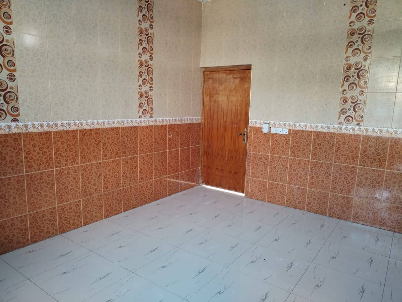السلام عليكم بيت للبيع طابو صرف بعقوبة تقاطع الساده منطقة الحكيم ٢٤٠ متر قرب شارع بغداد شهربان  طابق واحد يتكون من غرفتين مطبخ صاله ستقبال حديقه كراج سياره صحيات سعر ( ١١٠ ) للإستفسار / ***********
