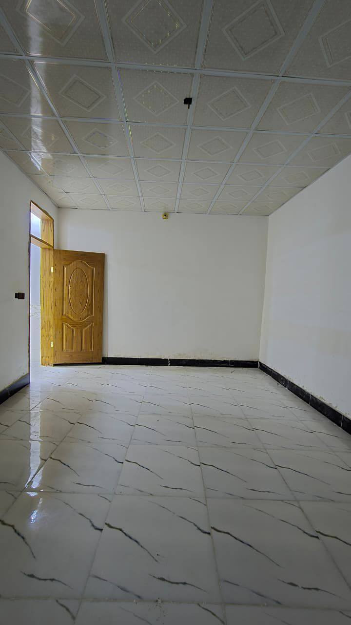 بيت 100متر للبيع بناء جديد بلوك وصب كونكريت (كامل)بشارع المطار القديم قرب جامع ام البنين غرفه وصاله ومطبخ وستقبال وصحيات (جديد)السعر 35وبي مجال بسيط للاستفسار ***********/***********
