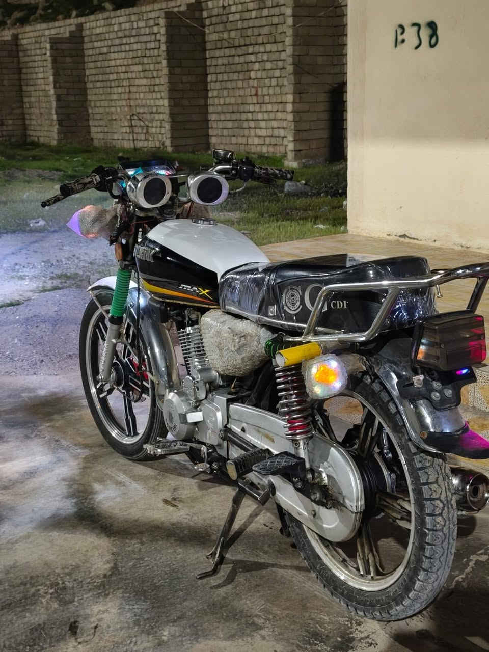 للبيع سولنك 23 نضافه شوف العين كهربأيات كلها شغاله السعر 550اوبي مجال للتواصل ***********ملاحضه الويل اكدام بي عواج شي بصيط
