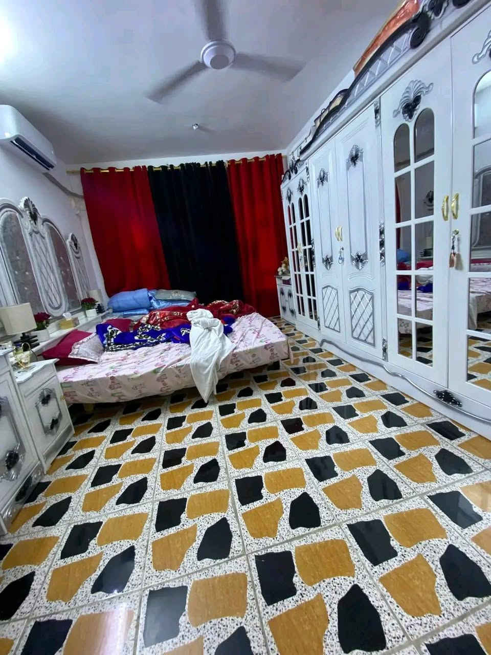 السلام عليكم بيت طابق ونص طابو صرف 
غرفتين نوم واستبقال ومطبخ وطرمه وخدمات مساحه١٠٠ متر 
مكان بياع حي تراث مقهى وادي الذئاب 
يعبد عن لمستوصف ٥ دقائق 
وهن لمدرسه دقيقاتان 
وعن الاعلامً ١٠ دقائق يوجد كافه الخدمات حوله 
للاستفسار خاص او علا الارقم التالي***********
