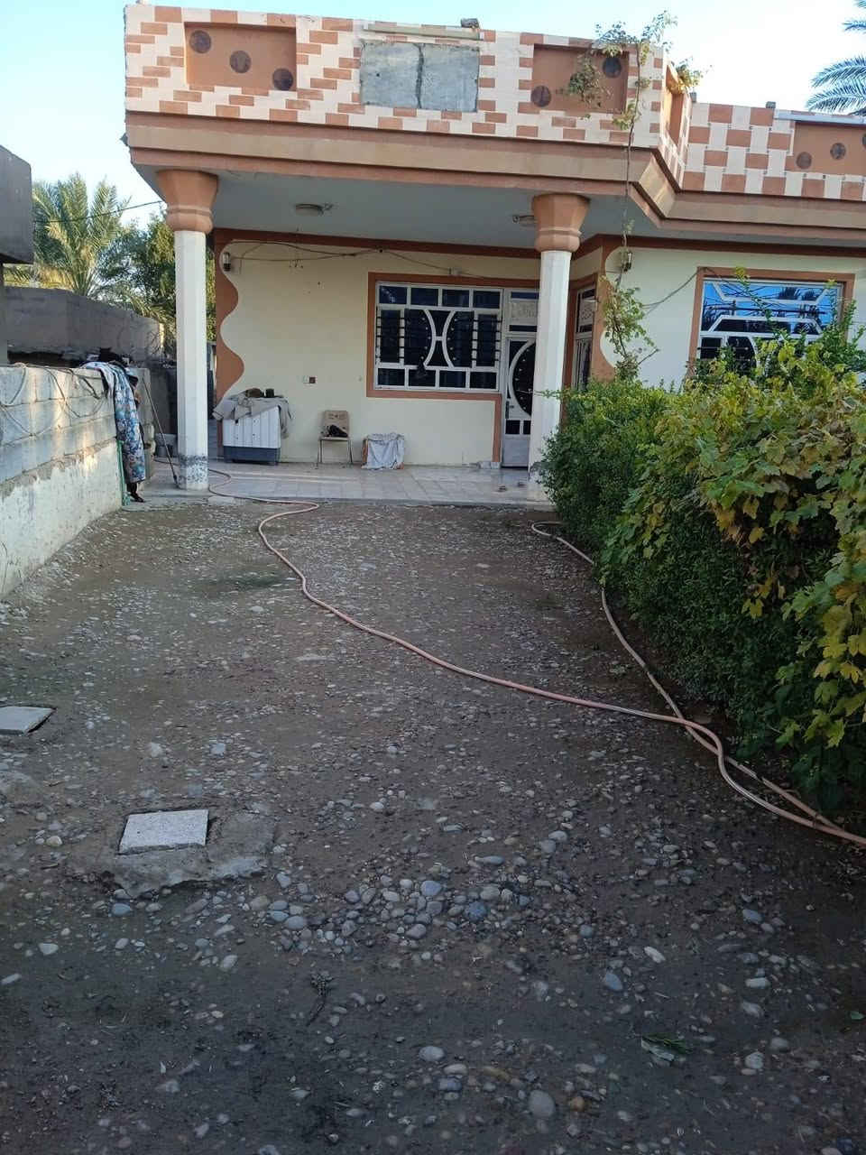 بيت مع محل للبيع في شهربان الهارونية قرية صخر مجاور مدرسة الطيبة 
البيت مكون من غرفتين وصالة كبيرة واستقبال ومطبخ وحمام داخلي وصحيات خارجية مساحة البناء فقط 130 متر و ارضية البيت سيراميك والسقف ثانوي 
ومحل مسلح 5+5
للاستفسار الاتصال***********
