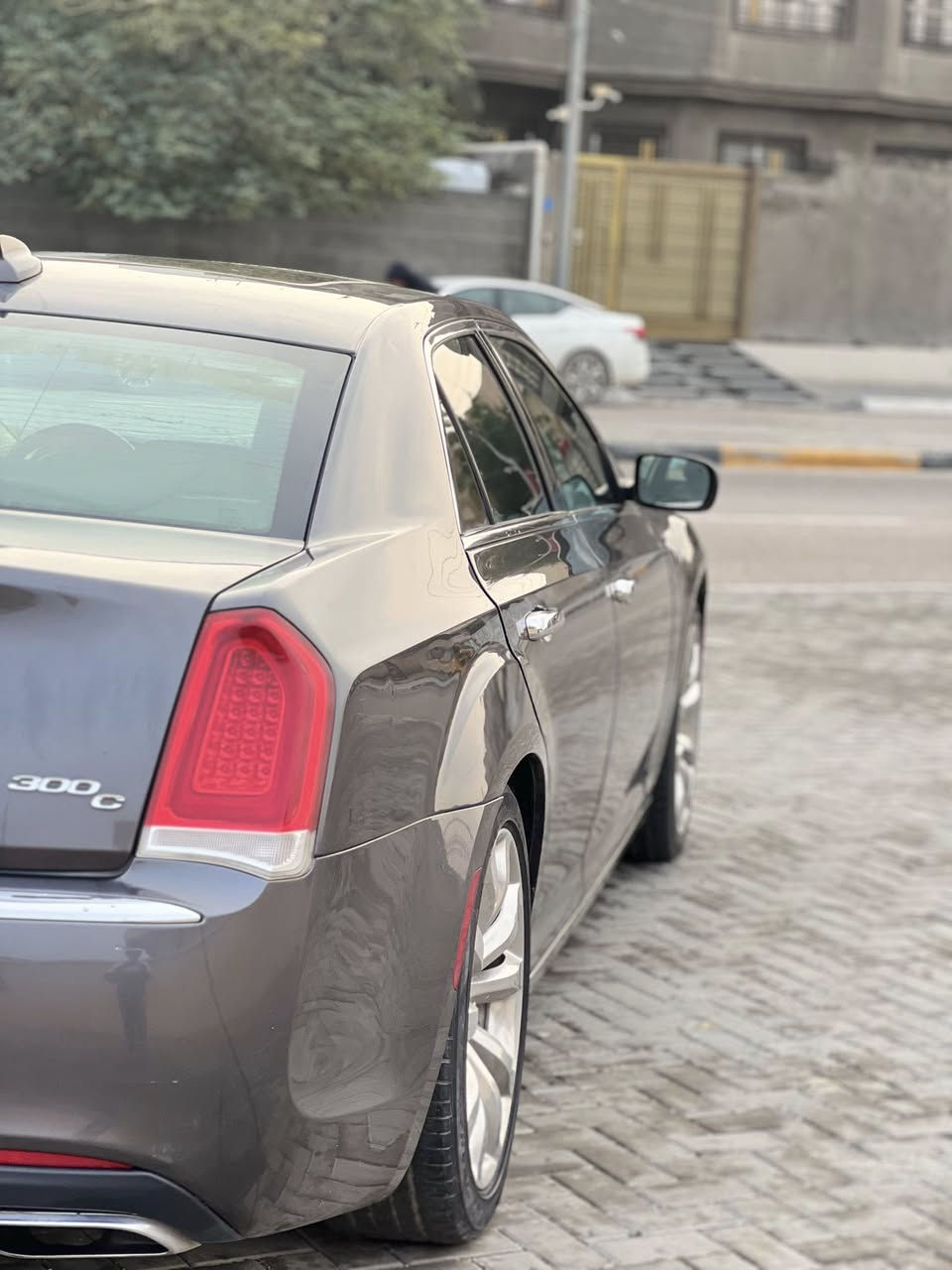 كرايسلر C300 2016
-السياره حره 
-وارد كندي 
-ايرباك سليم الضرر فقط تبديل جاملخ
_بانوراما
-دخول ذكي
-تشغيل عن بعد
-حجم الويل 20 +تخم تاير جديد
-كشنات كهربائية 
-تدفئه وتبريد شكنات+ستيرن
-برده كهربائيه خلفيه
-لايت زينون
-رقم السياره بغداد 
-مكان السياره بصره 
-متواجد ع رقم ***********
