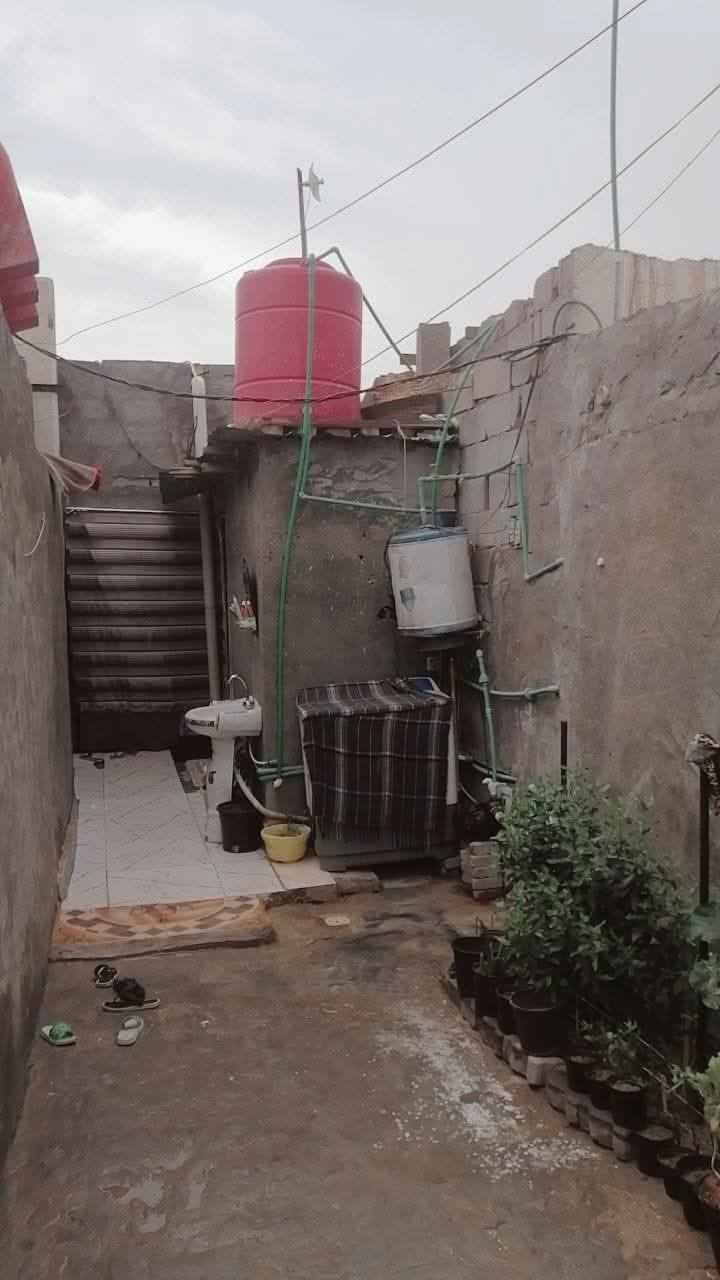 بسم الله الرحمن الرحيم بيت للبيع تجاوز مساحته ١٠٠ متر السعر 13 بي مجال الشراي يدلل  الواجهيه ٣ وربع النزال ٢٠ متر بي صحيات 2x2 متر مطبخ 4x4 هول 7 الطول العرض 4 قرفه نوم 5 x 4 متر البيت   سقف عكاده الارضيه،  وجذاري سراميك سقف ثانوي  جاهز من كهرباء وماء العنوان بصره قبله حي الجامعه قرب جامع المصطفى البيت شارعين خلف مستوصف الزهراء يوجد مقطع فديو للبيت الرقم بي واتساب *********** ومن الله التوفيق( ////// غرفه مال نوم جديده  اخشاب ويا البيت للبيع//)
