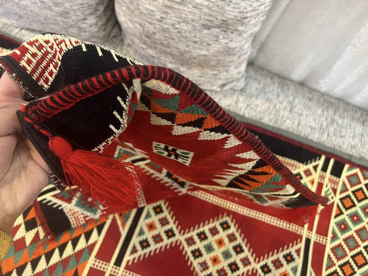 كعده عربيه رمضانيه دوشك واحد مع 4 كوشات كبار 
صوف الاصلي صناعه سوريه كلش ثكيله ومابيها اي عيب سعرها 35 الف والقطع كلها تشتغل ع الوجهين
مكاني اليرموك


**إذا كنت صاحب هذا الإعلان وتريد حذفه لأي سبب، رجاءا أرسل رسالة إلى الدعم الفني**