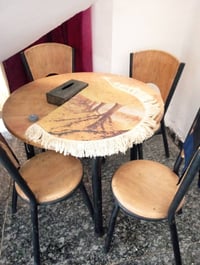 ميز طعام • قرب سيطرة آثار • للبيع