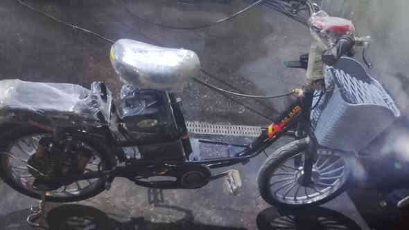 السلام عليكم باسكت شحن السعر 150 قفل الوان يدور الزراعه الثانيه بايسكلات نظيفه جدا بطاريات جدد نظافه فول رقمه ***********واتساب
