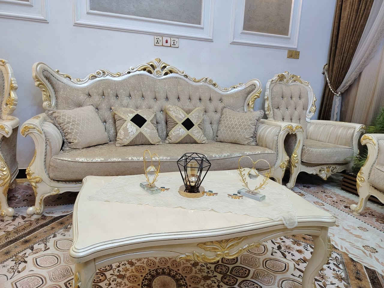 تخم زان ملكي تركي كلش نضيف 10 مقاعد مع طبله وسطيه العنوان مدينه الصدر للاستفسار خاص او الاتصال على الرقم ***********
