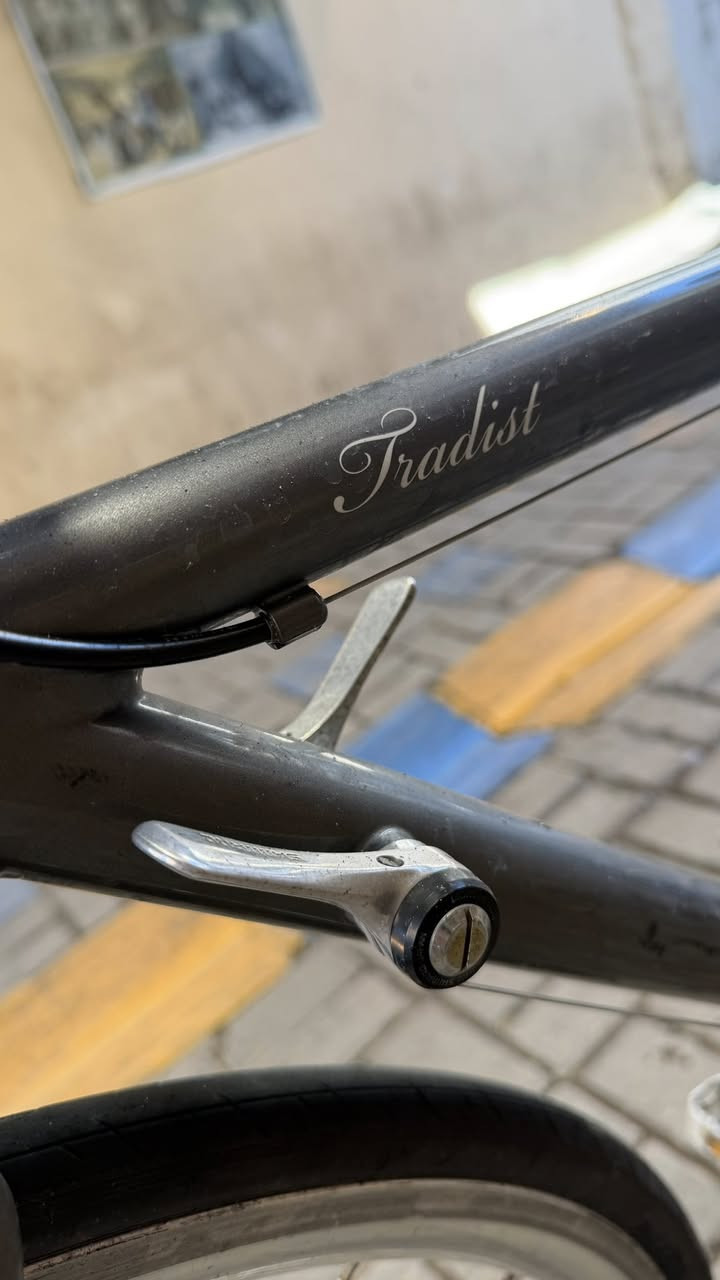 السلام عليكم جاينت موديل 2011 دراجة كلاسك وتحفه لبيع الامنيوم مكينة شيمانو كيرها يجي بل لشة حجم 28 فريم xs 
 العدل موجود سعرها 160 قفل وبي مجال بسيط 💙 مكاني بغداد  باب شيخ رقم واتساب ***********
