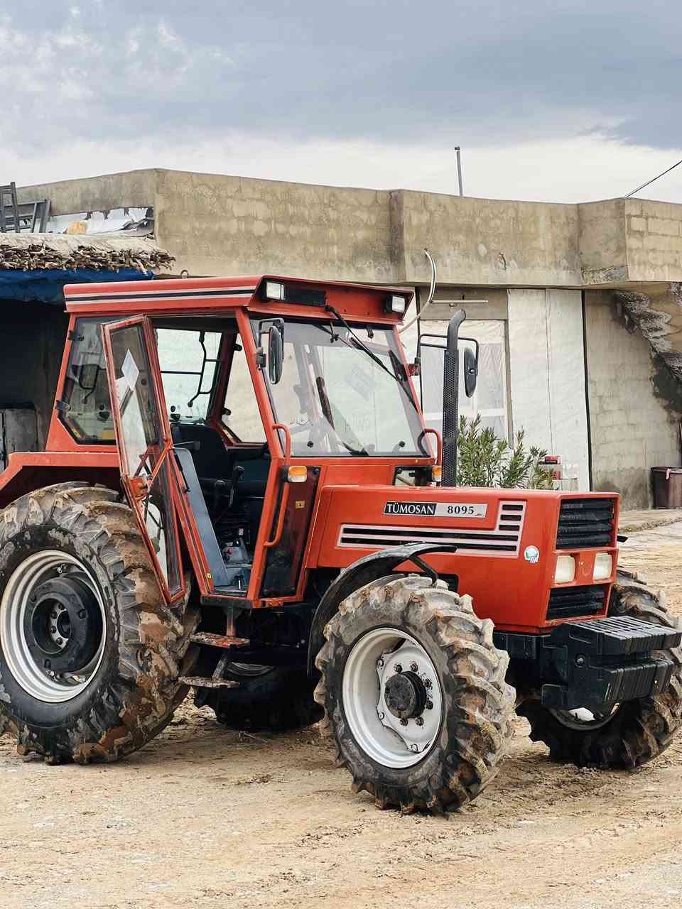 بوفروشتن توموسان 8095 هەموگیانی بەشەرت تازە مەکینەی کراوەتەوە تایەی لوکە   3200سەعات عیشی کردە هەتابلی خاوینە هەموگیانی بە شەرت   ن م ***********.  ***********
